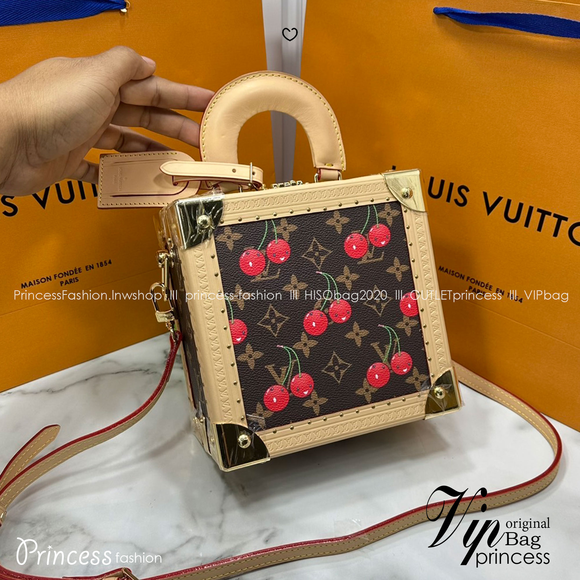 ORI หนังแท้ | LV x TM Mini Square Trunk Cherry Monogram Canvas กระเป๋าสะพายทรงกล่องทรังค์ดีไซน์ขนาดเล็กพกพาสนุก เอกลักษณ์เหนือกาลเวลา Monogram แคนวาสแสนคลาสสิกประดับลายเชอร์รี่สไตล์ Kawaii