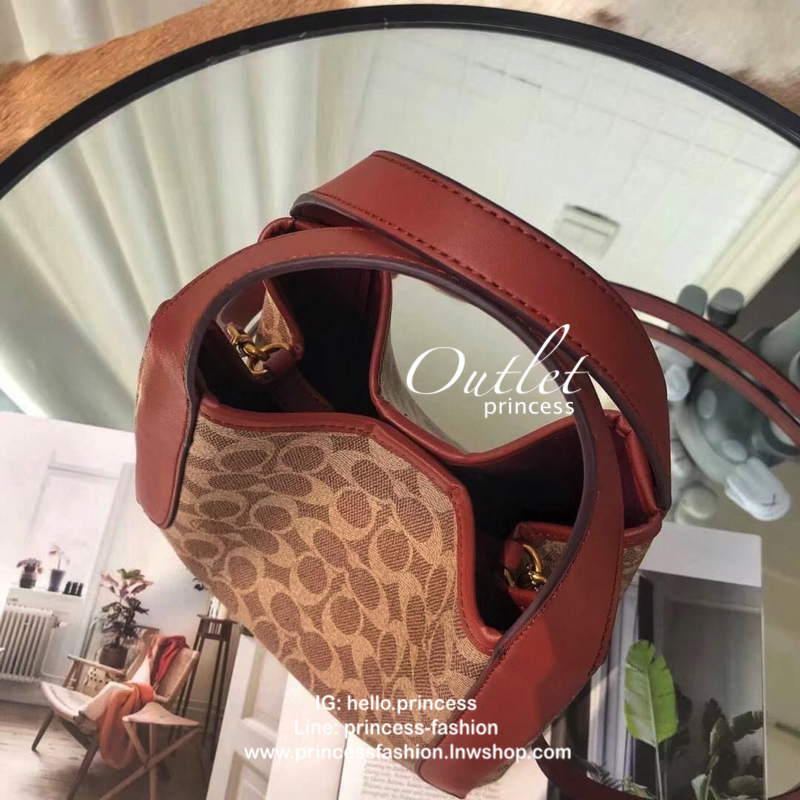 COACH HADLEY HOBO signature canvas กระเป๋าถือหรือสะพายข้าง เรียบหรู ลาย signature brand ปรับเปลี่ยนได้ 2 ทรง เปิด-ปิด กระดุมแม่เหล็ก พร้อมตะขอเกี่ยว ภายในกว้าง จุของได้เยอะ มีสายสะพายยาวถอดได้ ปรับระดับได้ค่ะ สวยหรูดูดี ใบนี้ไม่ควรพลาดค่า