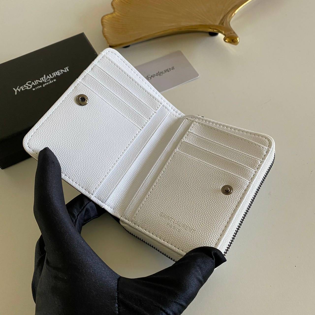 VIP GIFT 】หนังแท้ YSL Saint Laurent monogram compact zip short wallet มาแล้วจร้า ถามหากันเยอะมากๆ กระเป๋าสตางค์ใบสั้นที่ใส่แบงค์ ใส่บัตร ใส่เหรียญได้เยอะสุดๆ มีสองด้านซิปและพับ ใบเดียวครบจบเลย หนังสวยมาก ละเอียดสุดๆ