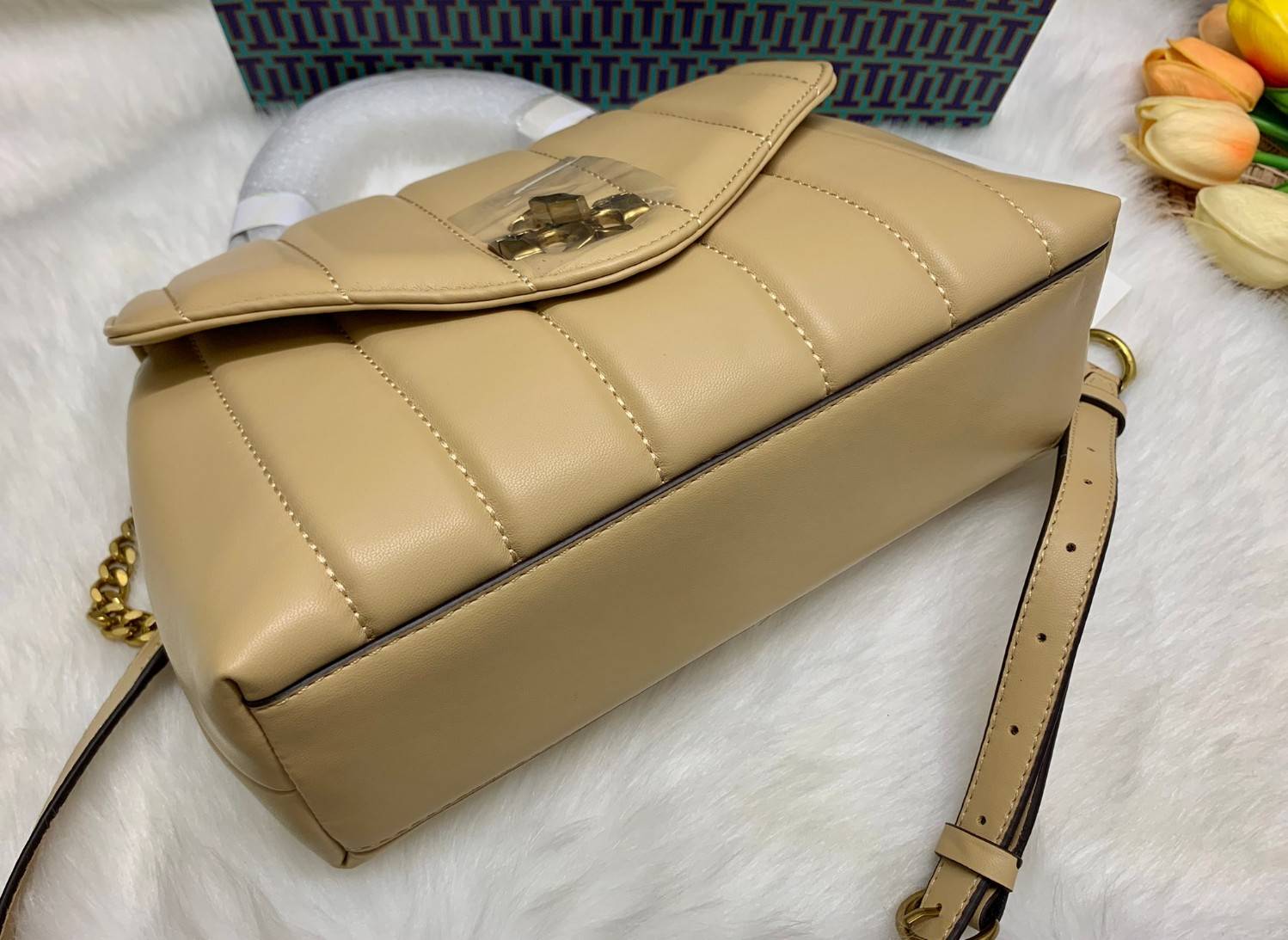 TORY BURCH KIRA QUILTED SMALL BAG พร้อมส่งที่ไทย ไม่ผิดหวังแน่นอนค่ะ! กระเป๋าหิ้วหรือสะพายข้างได้ วัสดุหนังแกะแท้ทั้งใบ ((หนังแกะจะมีคุณภาพดีเงานิ่มและแพงกว่าหนังวัวจ้า)) หนังนิ่มสวยงามมากๆค่ะ เปิดปิดกระเป๋าแบบหมุนล็อคแบบโลโก้แบรนด์ ใช้อะไหล่คลาสสิคดูหรูเ