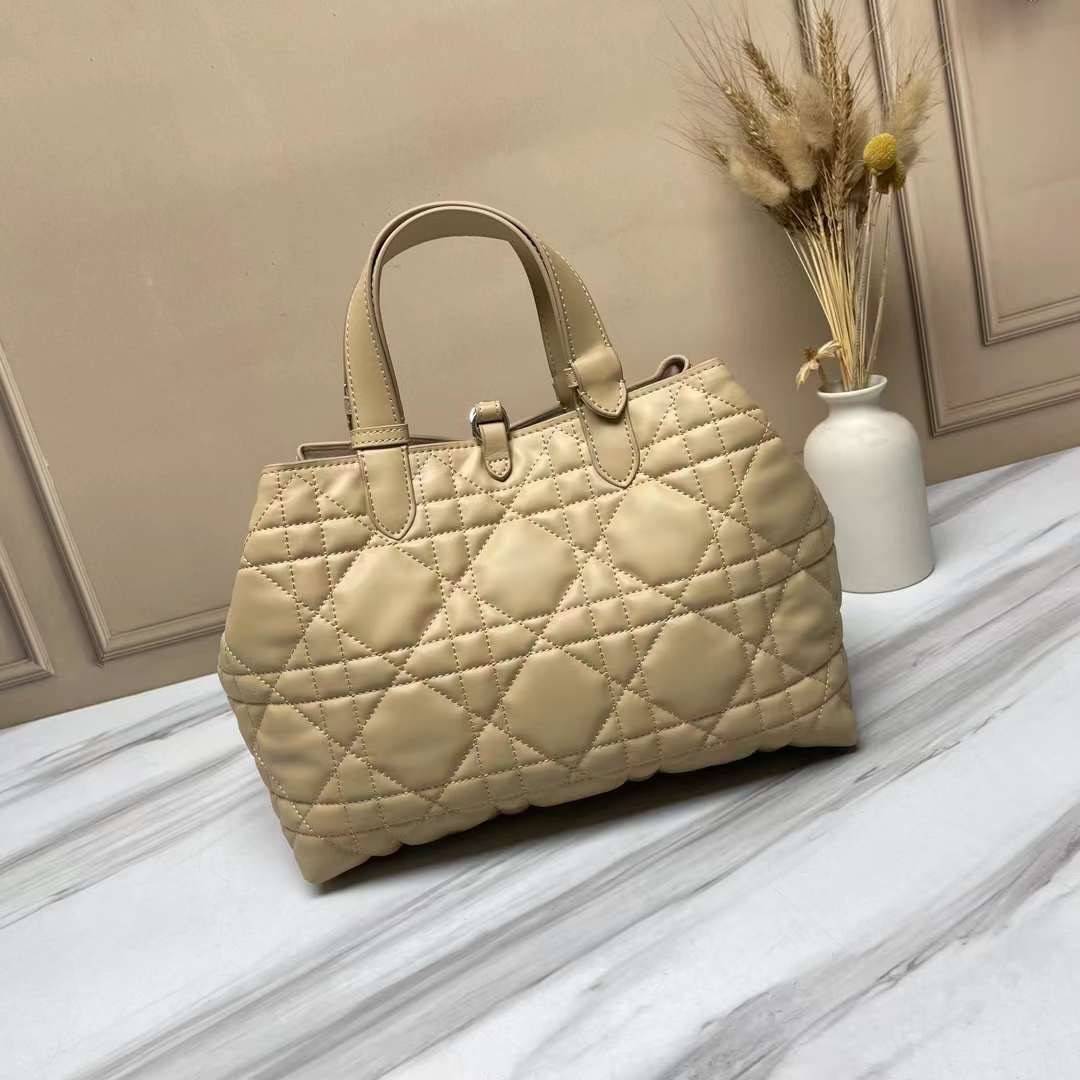 MEDIUM 30cm DIOR TOUJOURS BAG Macrocannage Calfskin / DIOR Tote Bag ออริ 1:1 พร้อมส่ง 5 สี กระเป๋าสะพายทรงโท้ท จุของได้เต็มที่ รูปทรงคลาสสิค หนังสวย หรูหราเกินราคา