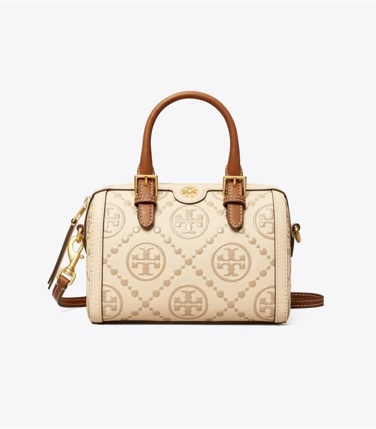 Tory Burch T-Monogram Mini Embossed Wine Bucket Bag / Tory Burch Mini Bucket กระเป๋าถือหรือสะพายไหล่ ทรงหมอนขนาดเล็ก ประดับด้วยลวดลายอันเป็นสัญลักษณ์ของแบรนด์ ถูกประดิษขึ้นด้วยความพิถีพิถันวัสดุหนังอย่างดี ด้านในบุด้วยหนังไมโครซูแอคเนื้อนุ่มทำความสะอาดง่า