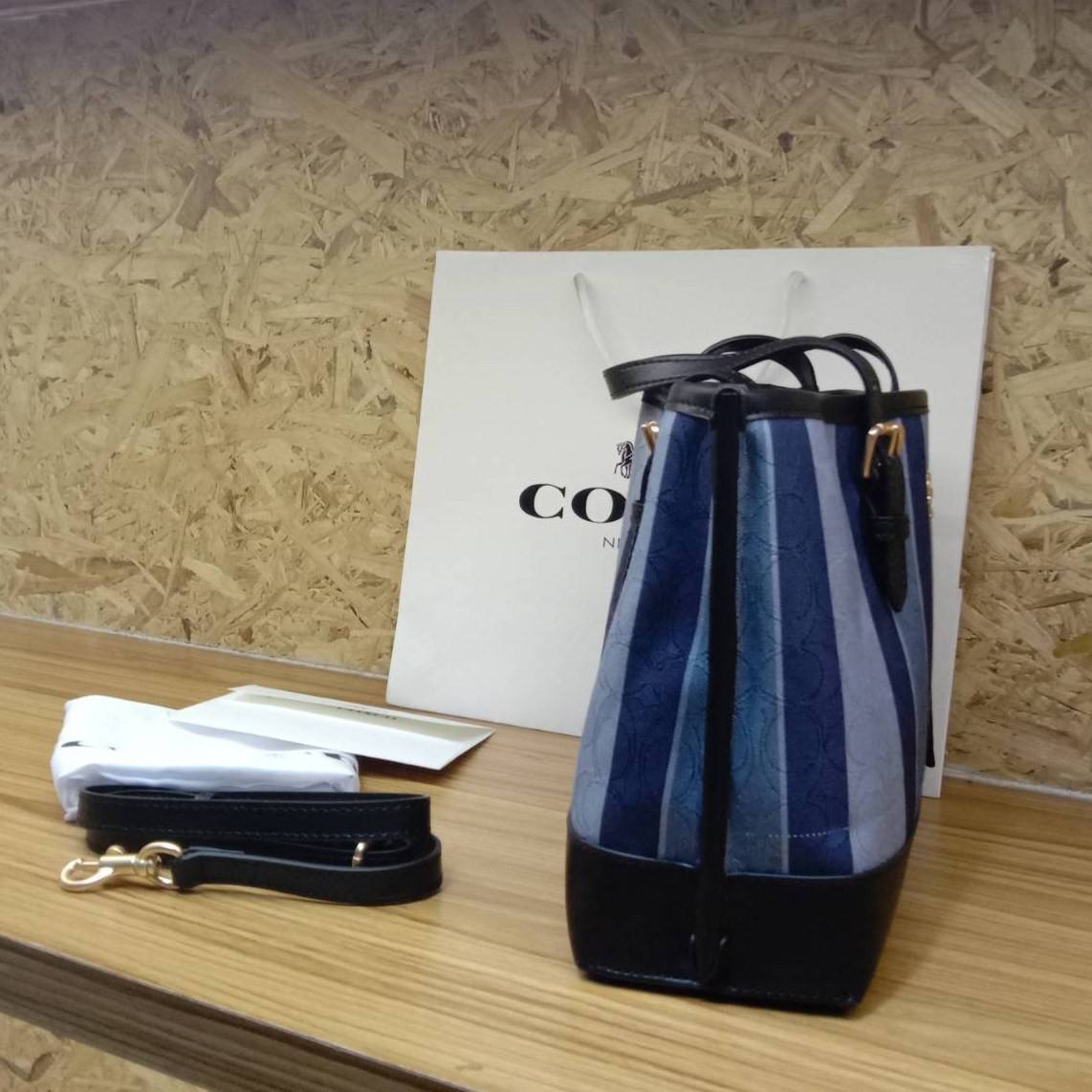 COACH Mollie Tote 25 In Signature Jacquard With Stripes พร้อมส่งที่ไทย ภาพสินค้าถ่ายจากงานขายจริง ใช้งานต่างประเทศได้
