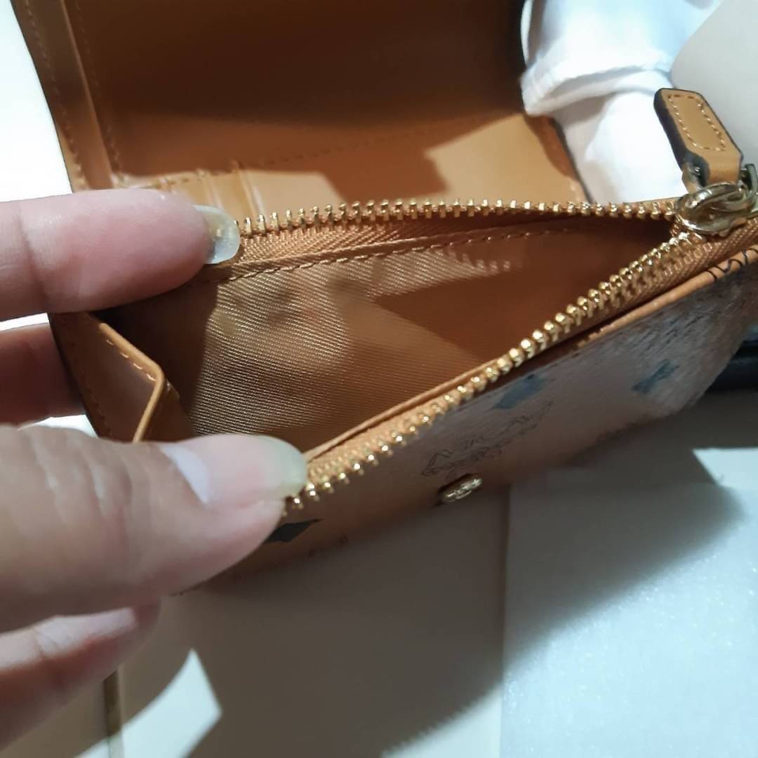 M.C.M PATRICIA THREE-FOLD WALLET IN VISETOS กระเป๋าสตางค์ใบเล็ก รุ่นฝาพับ unisex ใช้ได้ทั้งหนุ่มๆและสาวๆน้า ใช้งานง่าย ด้วยกระดุมโลโก้ พกพาง่าย วัสดุหนังแคนวาสคุณภาพดี ภายในเป็นหนังแท้ นิ่ม สวย ใส่บัตรได้เยอะ ใส่ธนบัตรได้ทุกชนิด ในช่องมีที่ใส่บัตรพิเศษภาย