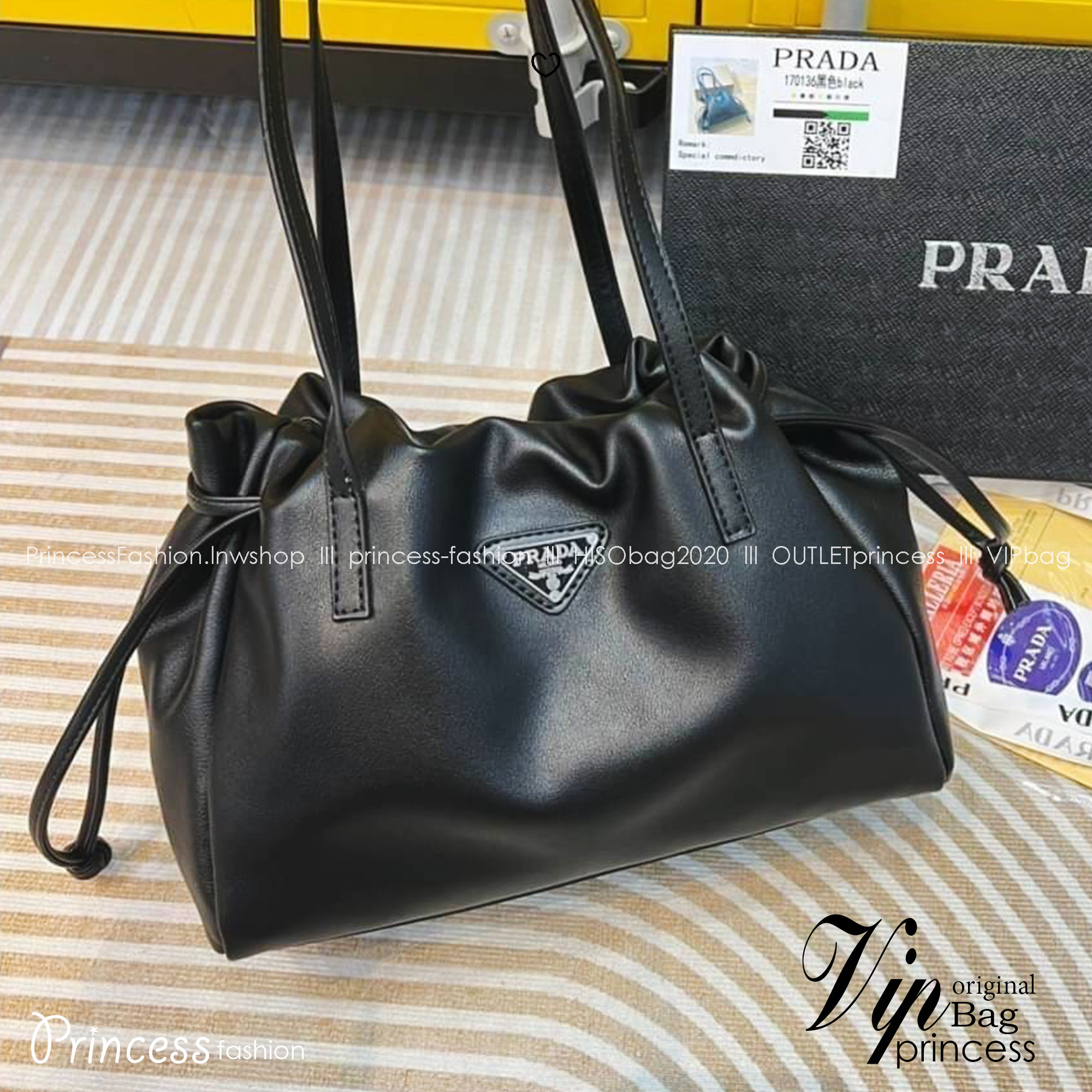 PRADA medium leather handbag กระเป๋าสะพายไหล่ดีไซน์สวยใช้งานง่าย สะเทือนวงการแฟชั่นแบบสุด! สาวๆหนุ่มๆติดแกลมต้องไม่พลาด สวยดูแพง