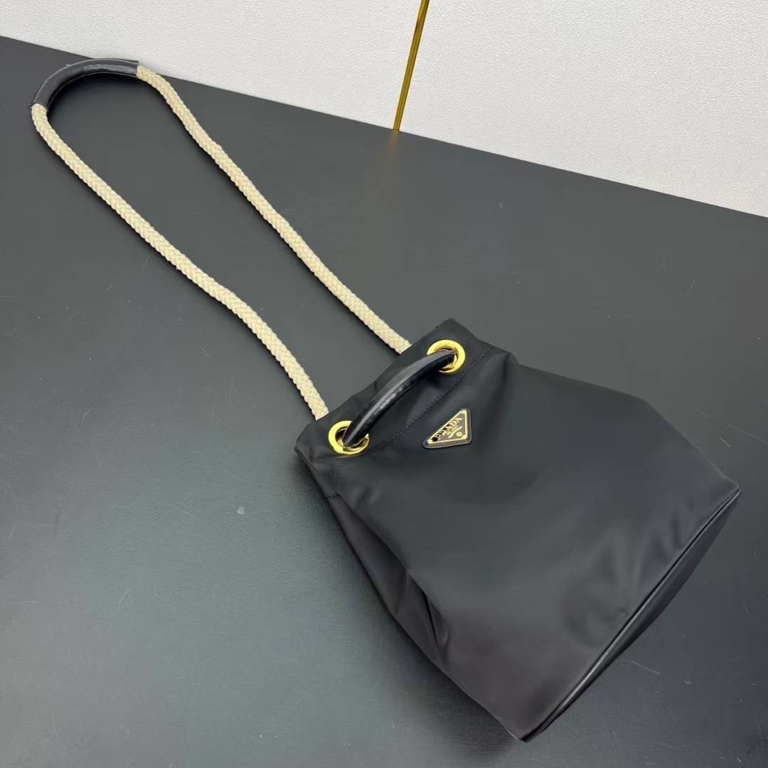 Prada Mariner Re-Nylon small bucket bag กระเป๋าทรงบคเก็ตผ้าไนลอน รุ่นใหม่ โดดเด่นด้วยสายสะพายเป็นเชือก แรงบันดาลใจจากสไตล์การเดินเรืออันเหนือกาลเวลา