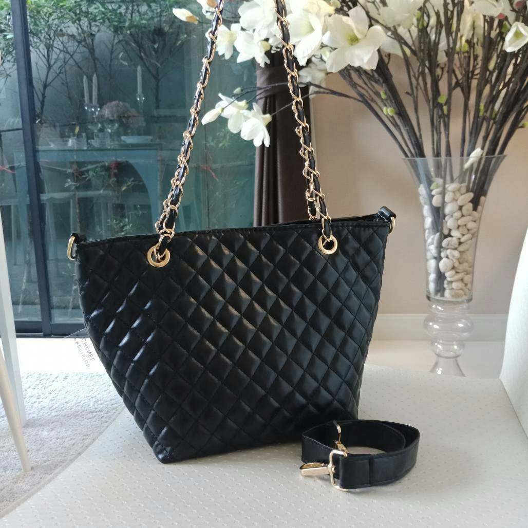 Must Have! Chanel Tote & Shopping Bag กระเป๋าสะพายทรง Shopping Bag พรีเมี่ยมกิ้ฟ Limited Edition ของแท้ 100% นำเข้าจาก Chanel Perfume Counter ใบใหญ่วัสดุหนัง PU ประดับโลโก้ CC สุดคลาสสิค ซับใน Polyester 100% เปิดปิดด้วยกระดุมแม่เหล็ก จุสุดๆ สามารถใส่เอกสา