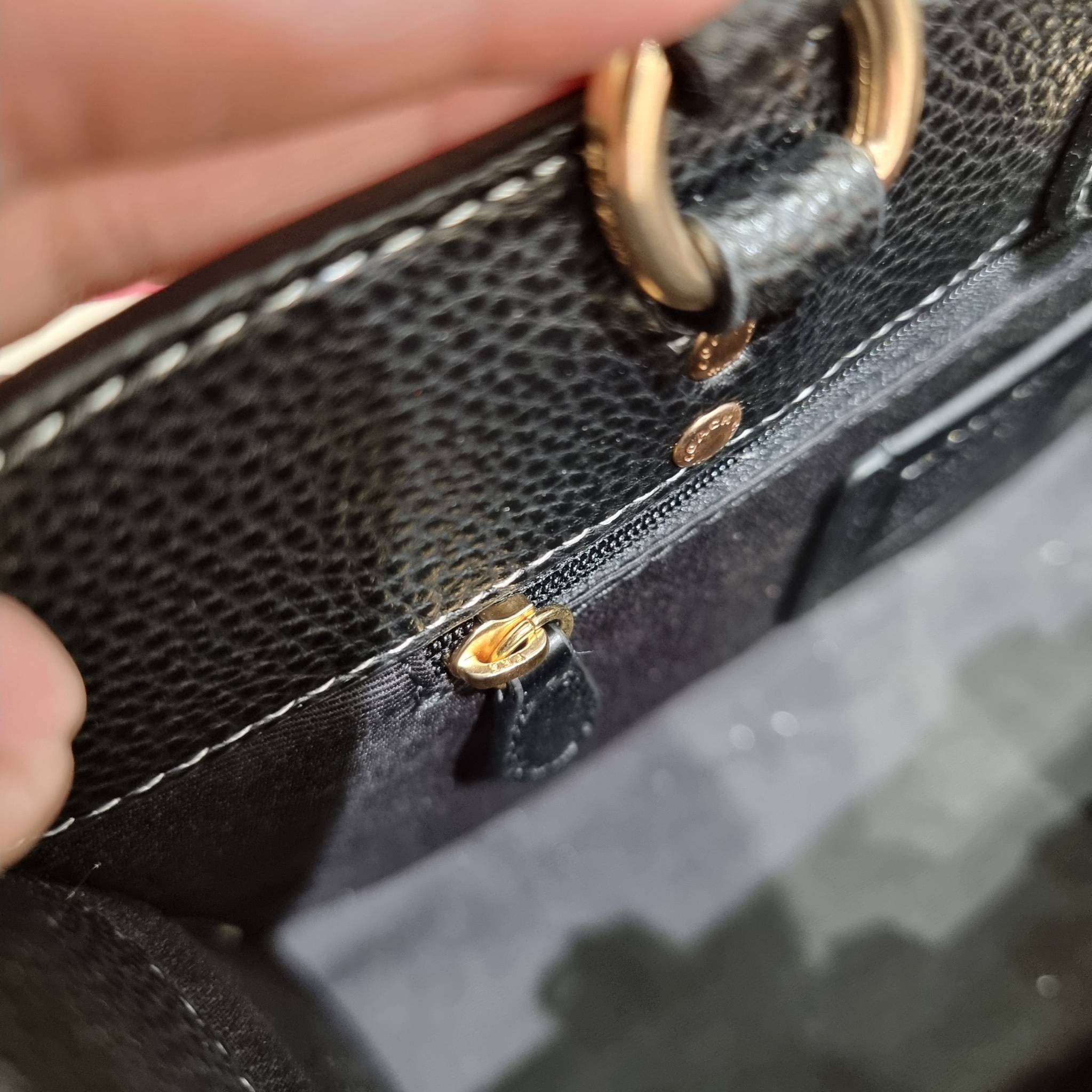 OUTLET 】COACH C6921 DEMPSEY CARRYALL IN SIGNATURE CANVAS WITH SOUVENIR SKYLINE APPLE ใหม่ล่าสุด จัดใหญ่ให้ไปเลย!! กระเป๋าทรงโท้ทไซส์ใหญ่กำลังสวย ใส่ของได้แบบจุๆ โดดเด่นด้วยโลโก้สุดหรู วัสดุหนังแคนวาสคุณภาพดีสลับหนัง pepble ภายในกระเป๋าเป็นช่องโล่ง ใส่ของส