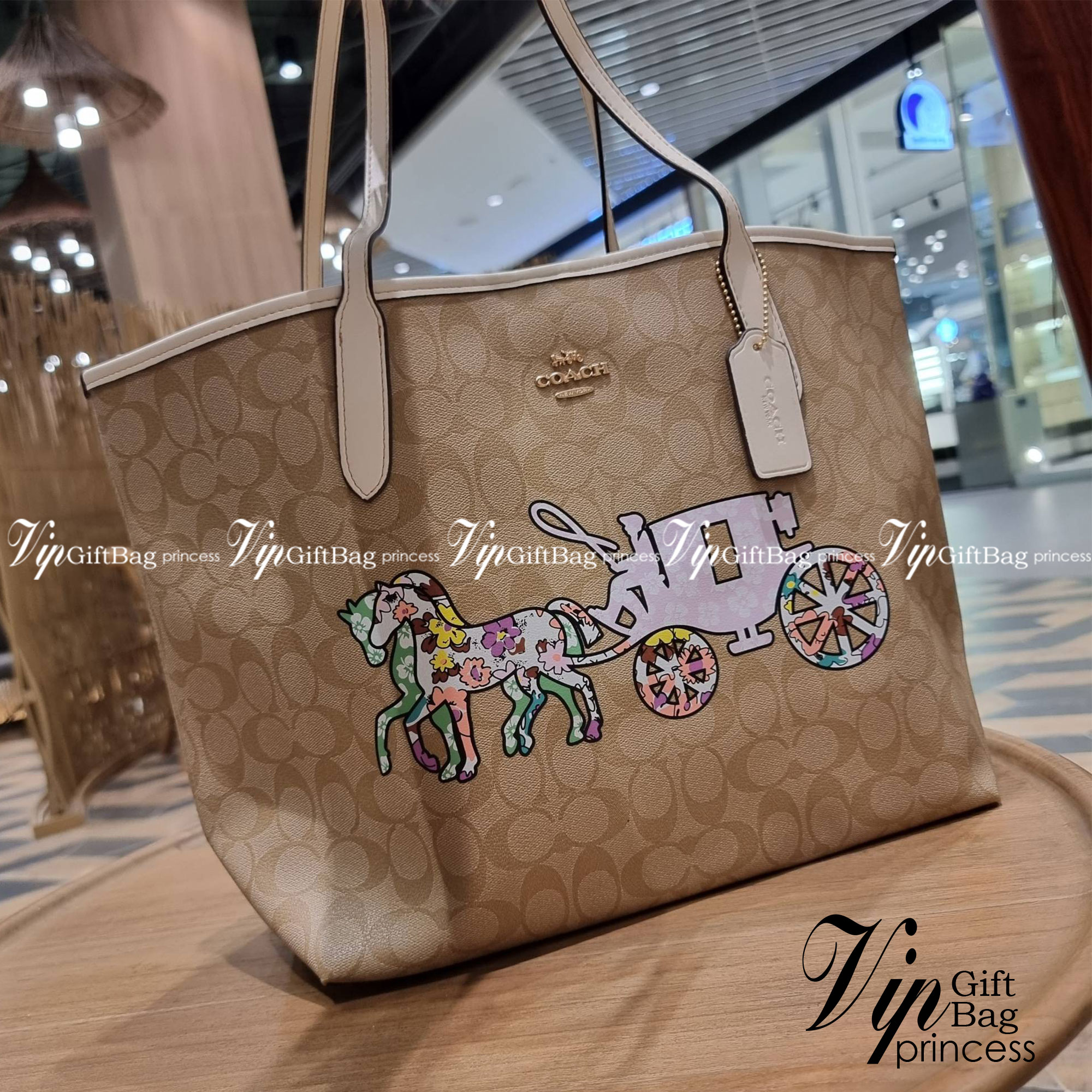 COACH CA607 CITY TOTE IN SIGNATURE CANVAS WITH HORSE AND CARRIAGE PATCHWORK GRAPHIC กระเป๋าทรงโท้ทใบใหญ่ คอลเลคชั่นใหม่ สวยโดดเด่นมากๆ น่ารักน่าใช้ไปอีกด้วยลวดลายซิกเนเจอร์โดดเด่น ใบนี้ใส่ของได้ของครบครัน จุได้แบบไม่ต้องกลัวเต็ม!! วัสดุหนังแคนวาสคุณภาพดี 