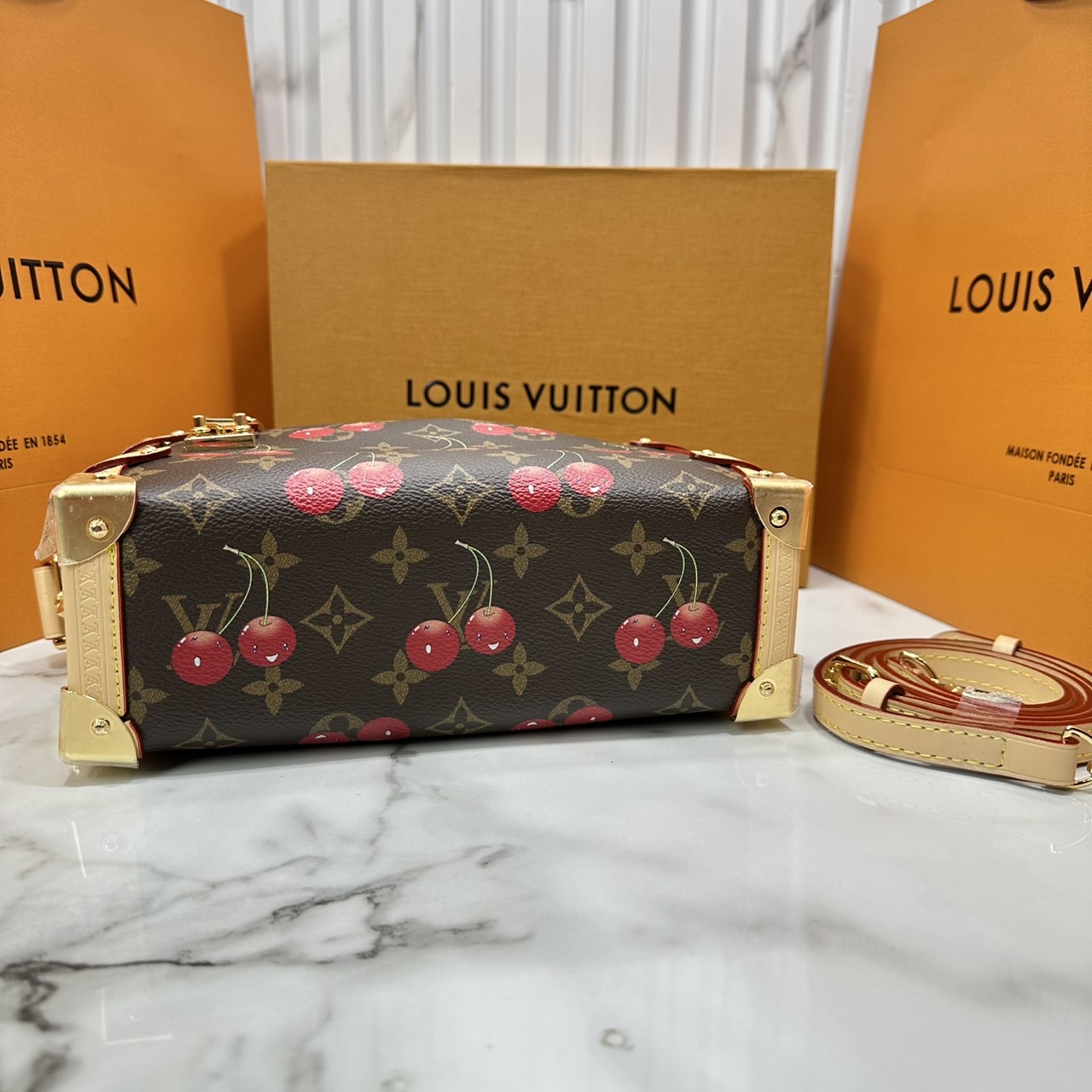 ORI หนังแท้ | LV x TM - Side Trunk MM Bag Monogram cherry canvas กระเป๋าสะพายทรงทรังค์ สะท้อนจิตวิญญาณแห่งความสนุกสนาน แสนมีชีวิตชีวา ด้วยตกแต่งลายเชอร์รี่สดใสงดงามอันเป็นเอกลักษณ์ของศิลปินชาวญี่ปุ่น