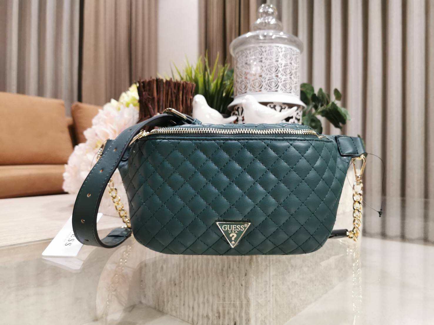 Guess Woman Factory Belt Bag กระเป๋าสะพาย/คาดเอว/คาดอก รุ่นใหม่ดีไซน์ยอดนิยมจาก GUESS FACTORY วัสดุหนังเเกะสังเคราะห์เนื้อหนานิ่มลายตาราง เปิดปิดด้วยซิปสะดวกใช้ ด้านหน้ามีโลโก้ ภายในมีโลโก้และช่องซิป มาพร้อมสายสะพายให้เลือกใช้ถึง2แบบไม่จำเจ ทั้งสายโซ่และส