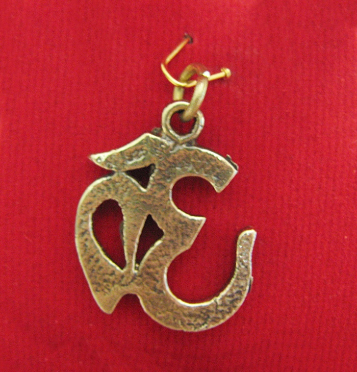 สินค้าจองค่ะ จี้สัญลักษณ์โอมเนื้อทองเหลืองพร้อมคำสวดค่ะ