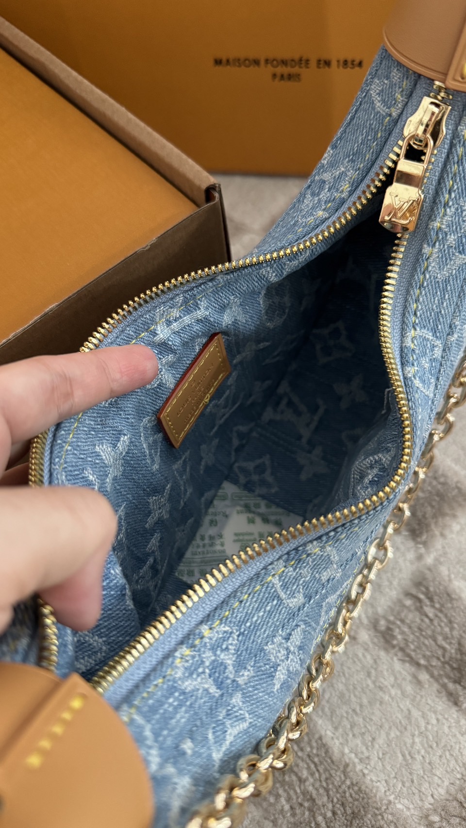 LV Loop Other Monogram Canvas Sky Blue Denim กระเป๋าสะพายทรงโฮโบเดนิม รูปทรงพระจันทร์ครึ่งเสี้ยว เกรดออริ 1:1 ใช้งานต่างประเทศได้