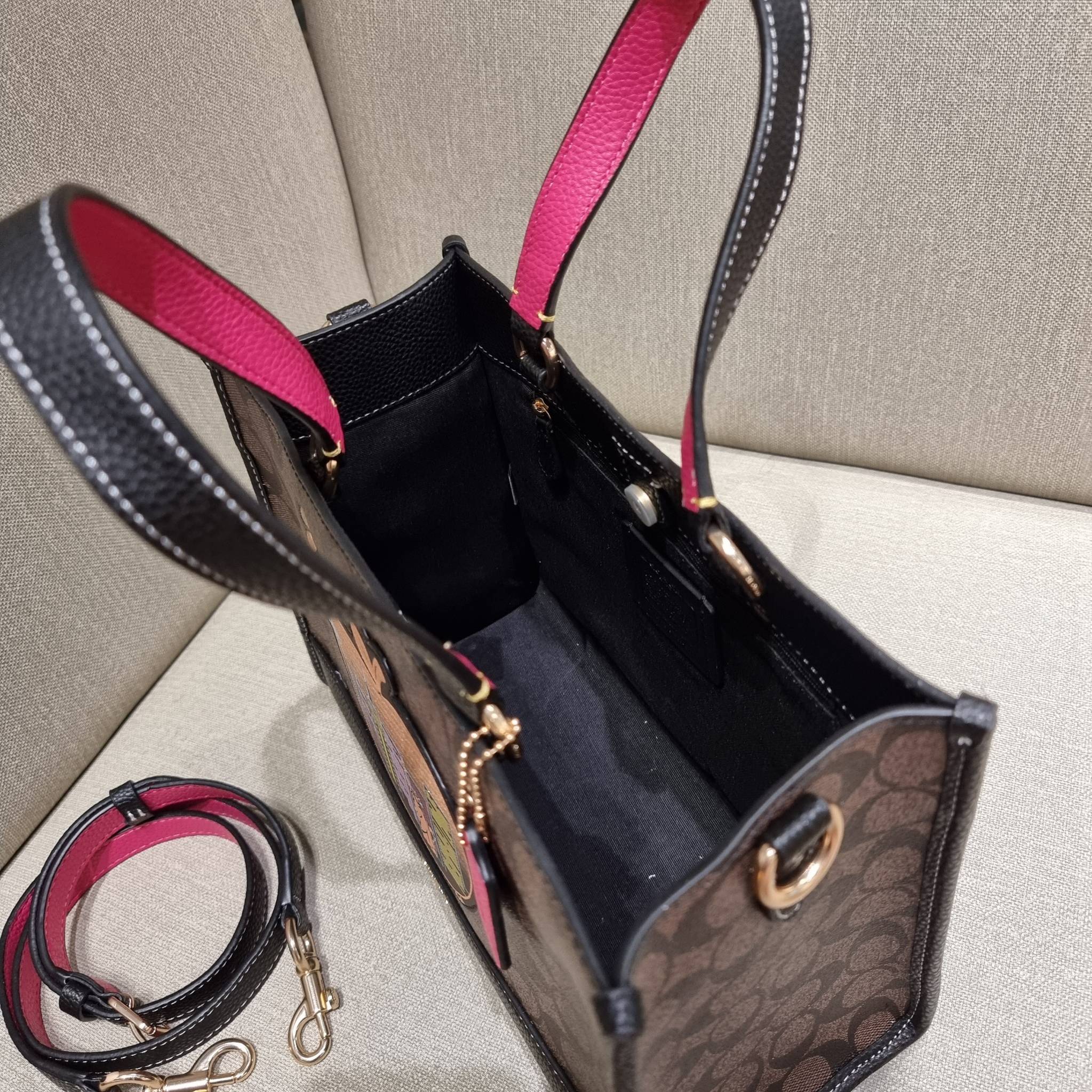 OUTLET 】COACH C6921 DEMPSEY CARRYALL IN SIGNATURE CANVAS WITH SOUVENIR SKYLINE APPLE ใหม่ล่าสุด จัดใหญ่ให้ไปเลย!! กระเป๋าทรงโท้ทไซส์ใหญ่กำลังสวย ใส่ของได้แบบจุๆ โดดเด่นด้วยโลโก้สุดหรู วัสดุหนังแคนวาสคุณภาพดีสลับหนัง pepble ภายในกระเป๋าเป็นช่องโล่ง ใส่ของส