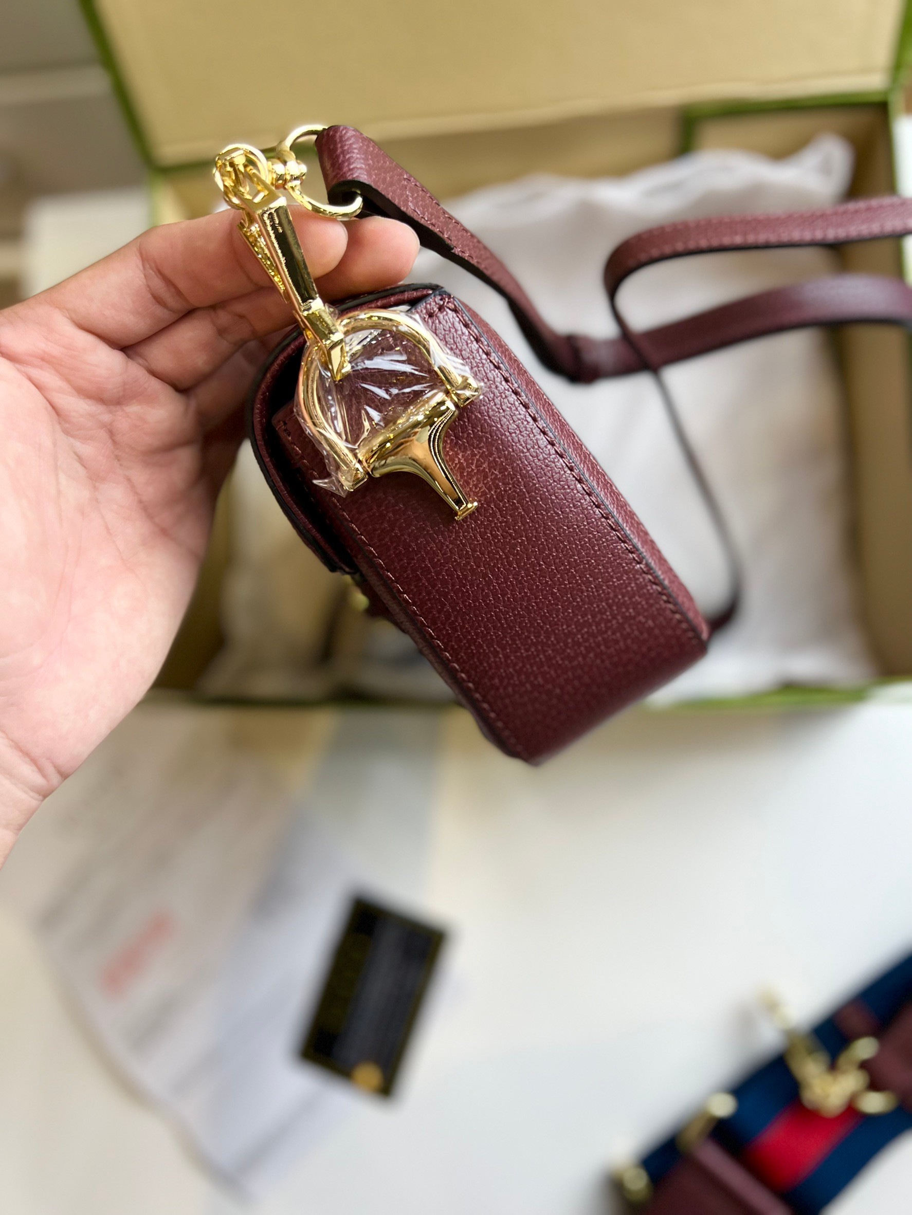 หนังแท้ GUCCI Horsebit 1955 mini bag GG Supreme canvas สีใหม่สวยมากกกก มีมาน้อยน้า สาวๆ ชอบรีบจัดเลยค่าา ที่สุดของรุ่นที่ฮอตหนักมาก คอลเลคชั่นที่ยอดขายดีตั้งแต่วันแรกที่ลง shop ด้วยรูปทรงที่กะทัดรัด ตอบโจทย์ได้ทุกลุค ทุกไลฟ์สไตล์ ใช้งานได้ง่ายคล่องตัว เรี