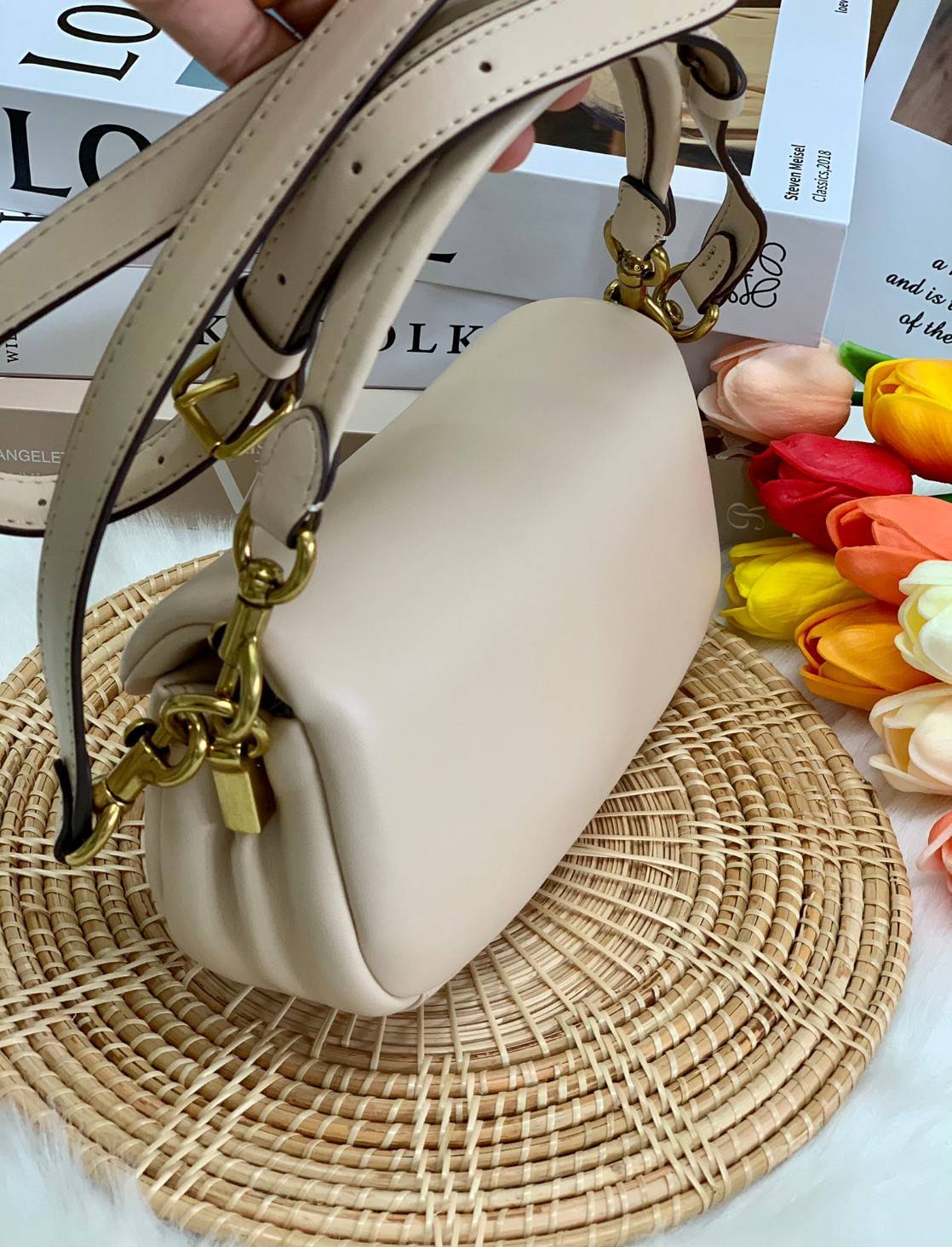 รุ่นใหม่ล่าสุด ได้ไปไม่ผิดหวังแน่นอนจ้าา😁COACH PILLOW TABBY SHOULDER BAG 18 ((C3880)) พร้อมส่งที่ไทย คุณภาพเกินราคา! กระเป๋าหิ้ว//สะพายแบบครอสบอดี้ร์ 🔺หนัง nappa หนานิ่ม นุ่มมากๆ รุ่นใหม่ล่าสุดค่ะ! พร้อมโลโก้รุ่นใหม่ด้วยเช่นกัน เพิ่มความหร