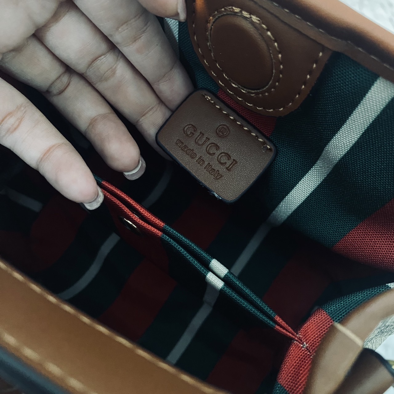 GUCCI GG Emblem mini bucket bag กระเป๋าทรงบัคเก็ตวินเทจรูปทรงใหม่ งานแบรนด์หรู รุ่นนี้ทำออกมาตอบโจทย์ความฮิตมีห่วงอยู่ด้านหน้า สำหรับห้อยตุ๊กตา พวงกุญแจ หรือจะผูกโบว์สวยๆก็เลิศ ดีไซส์สวยใช้งานง่าย ภายในโล่งกว้าง จุของได้เยอะ ถือหรือสะพายก็สวย Must Have!! 