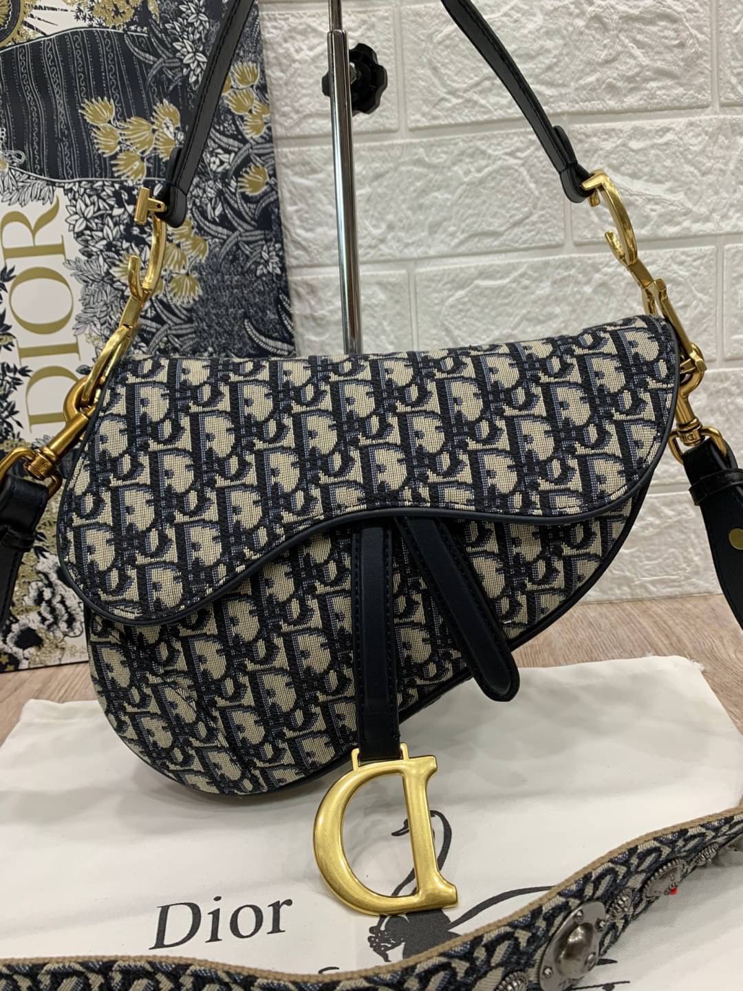 VIP GIFT CHRISTIAN DIOR Oblique Canvas Saddle Bag กระเป๋ารุ่นยอดนิยมตามแบบฉบับแบรนด์ ใช้งานได้ 2 แบบ สะพายยาว CROSSBODY และสายสั้นถือได้เก๋ๆ ลุคนี้คูลสุดๆ เลยค่าา ภาพถ่ายจากสินค้าจริง! สวยมาก พร้อมส่งที่ไทยราคาสุดคุ้ม สาวๆ ห้ามพลาดค่ะ!