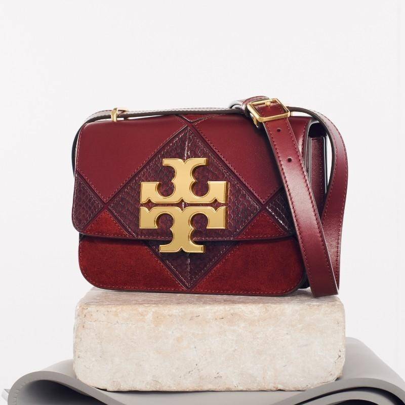 Tory Burch Small Eleanor Patchwork Convertible Shoulder Bag กระเป๋าทรงกล่อง ใบเล็กตัดเย็บจากหนังลูกวัว หนังกลับ และหนังงูนูน พร้อมขอบทาสีด้วยมือ อัญมณีแห่งหัตถศิลป์ ออกแบบมาให้พกพาสะดวก อะไหล่ทองเหลือง