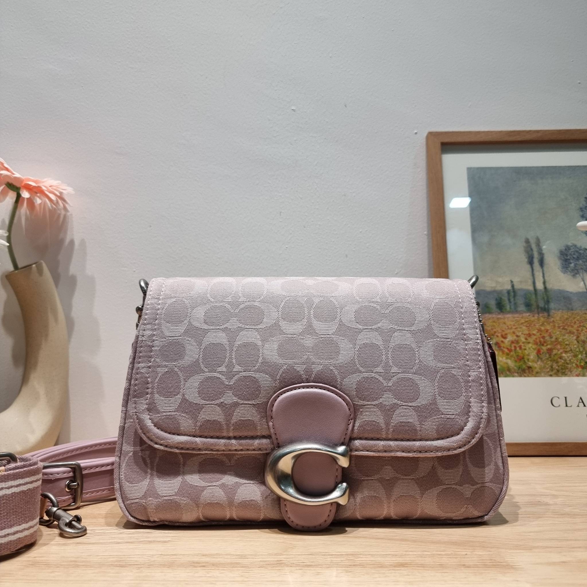 COACH CJ854 SOFT TABBY SHOULDER BAG IN SIGNATURE DENIM ฉุดไม่อยู่แล้วจริงๆกับไอเท็มนี้ ที่ร้อนแรงแบบปังๆไปเลย!! กระเป๋าสะพายไหล่/สะพายข้าง ดีไซน์วินเทจย้อนยุค สวยคมชัด คลาสสิคใช้ได้ทุกลุค