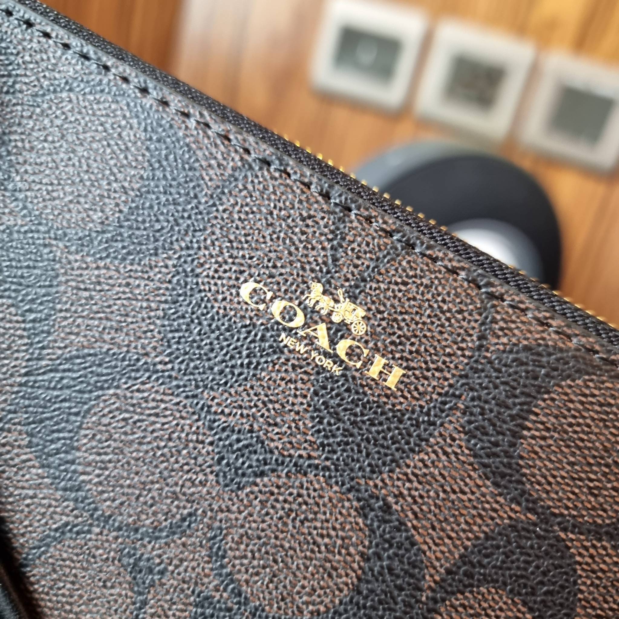 COACH F54057 DOUBLE ZIP WALLET IN SIGNATURE กระเป๋าคล้องมือ size L ใบนี้ใส่มือถือได้ทุกรุ่น ขนาดกำลังดี พกพาสะดวกมากๆ วัสดุหนังสังเคราะห์ ภายในเป็นผ้าสีสวยคม ใส่ธนบัตร ใส่บัตรได้เยอะ ใส่มือถือได้สบายๆทุกรุ่น ตอบโจทย์สาวๆที่ไม่ชอบพกเยอะวุ่นวายจ้า ใบนี้เอาอ