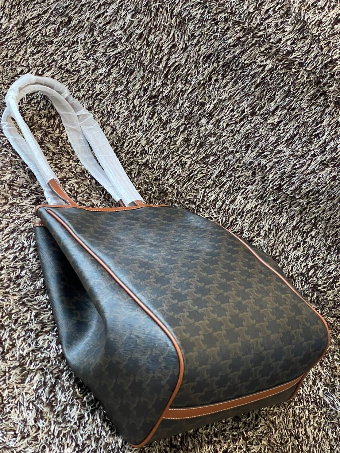 Celine Medium shopping bag in Triomphe canvas มาในรูปแบบ กระเป๋า Shopping Bag ใบสวยสง่า เป็นกระเป๋าดีไซน์เรียบง่าย แมตช์ได้กับทุกชุด ผลิตจากผ้าแคนวาสชนิดพิเศษซึ่งโดดเด่นด้วยลายเอกลักษณ์ของ Triompe เป็นใบที่เหมาะกับการใช้ประจำวันเป็นอย่างมาก ด้วยรูปทรงสี่เ