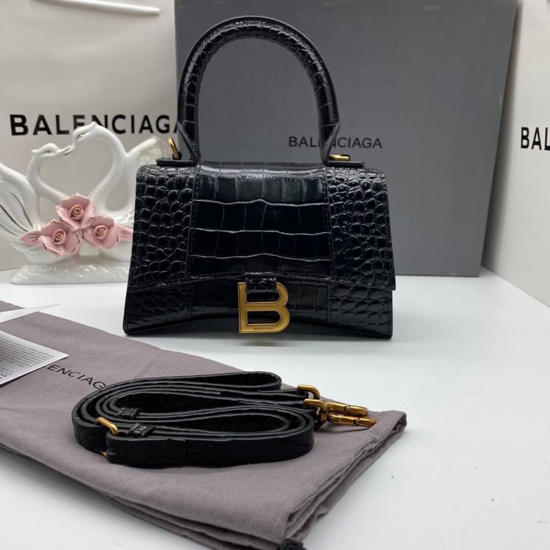 หนังแท้ BALENCIAGA HOURGLASS TOP HANDLE XS Shiny crocodile embossed calfskin การสร้างสรรค์ที่มีเอกลักษณ์เฉพาะตัว หรูหรา โทนสีโดดเด่น วัสดุหนังแท้ลายจระเข้ ภายในโล่งกว้างหนังแนปป้าอย่างดี เกรดออริจินอล ตอบโจทย์ได้ทุกลุค ทุกไลฟ์สไตล์ ภาพสินค้าถ่ายจากงานขายจ