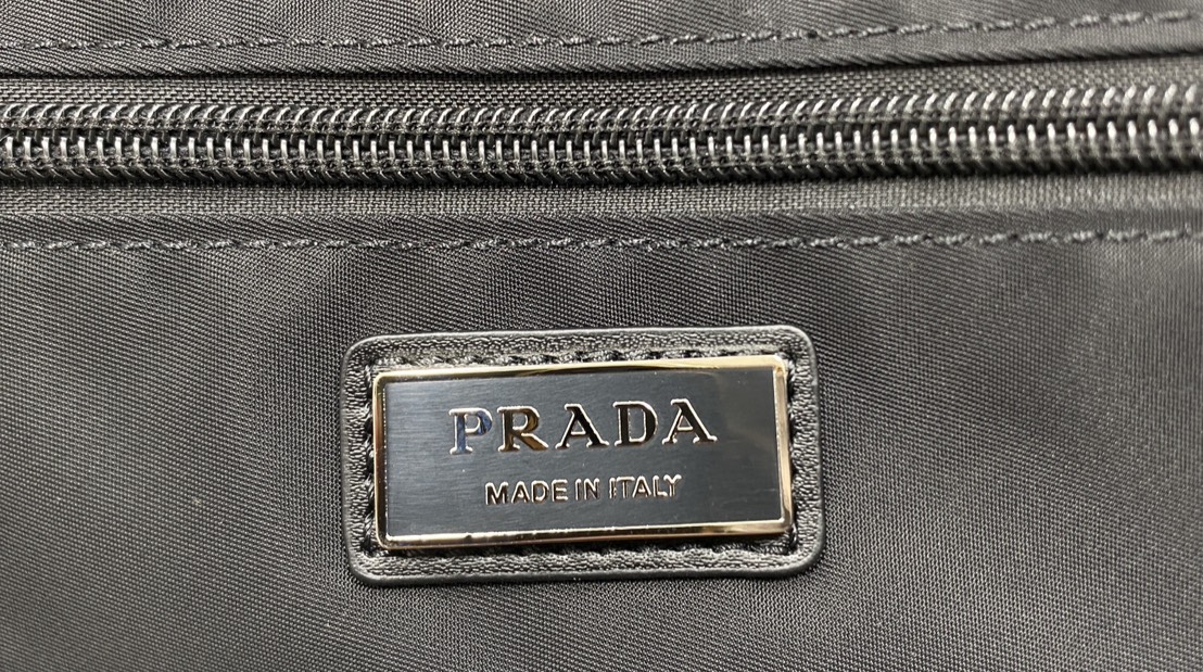 ORI หนังแท้ | Prada Re-Nylon and leather travel bag กระเป๋าถือใบใหญ่ทรงโท้ท งานผ้าไนลอนรูปทรงเรขาคณิตเรียบหรู สถาปัตยกรรมและเส้นสาย ผสมผสานรูปทรงและวัสดุที่ตัดกันอย่างลงตัว