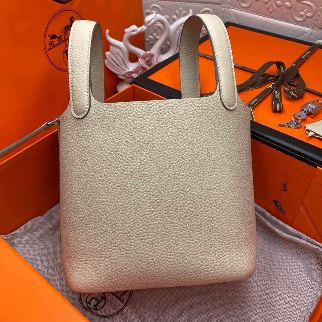 หนังแท้ Hermes Picotin Lock 18 bag กระเป๋าถือแบรนด์หรูระดับโลก งานเกรดออรินอล หนังแท้ทั้งใบ หนังมีลายทอริลลอนคล้ายของจริง มาพร้อมตัวล็อคเคลลี่ Kelly lock รูปทรงเรียบแต่หรู ใช้งานได้ทุกโอกาส ถือง่าย ใช้งานง่าย ภายในโล่งกว้าง ภาพสินค้าถ่ายจากงานขายจริง ใช้ง