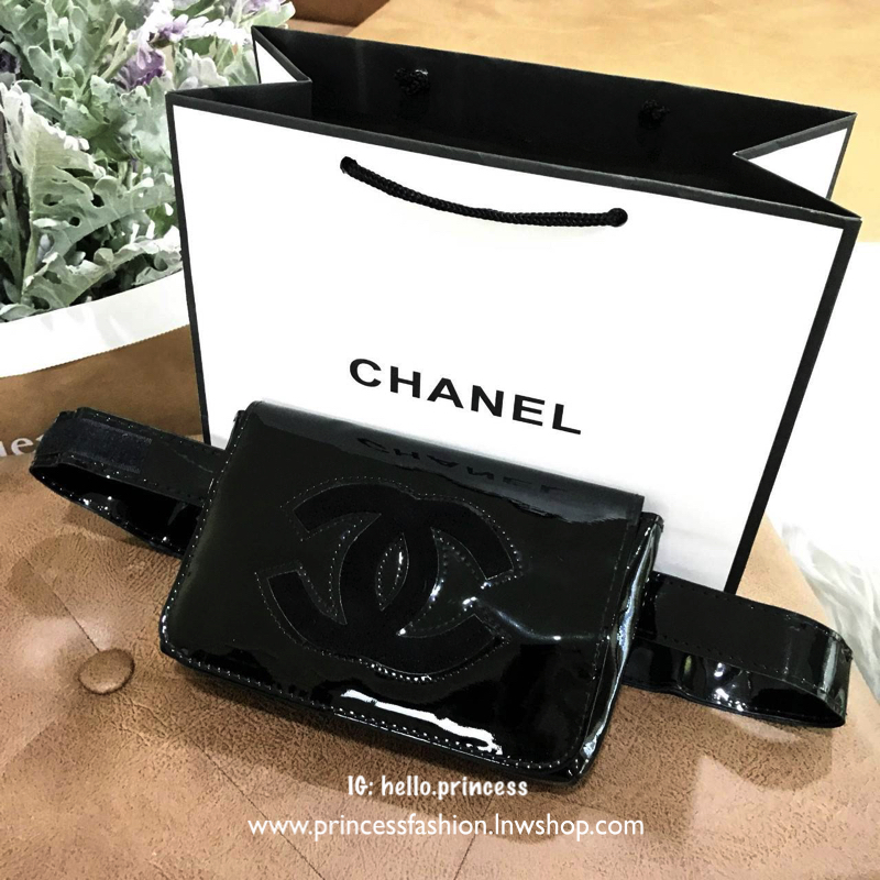 New Chanel Waist Bag Gift With Purchase (GWP) กระเป๋าสะพายคาดเอวหรือคาดอกพรีเมี่ยมกิ้ฟของแท้จาก Chanel Perfume Counter รุ่น Limited Edition วัสดุหนังเเก้วเรียบสวยอยู่ทรงลายมีโลโก้ด้านหน้า เปิดปิดด้วยฝาปิดกระดุมแม่เหล็ก ภายในโล่ง ซับในลายเเบรนด์ ใส่มือถือไ