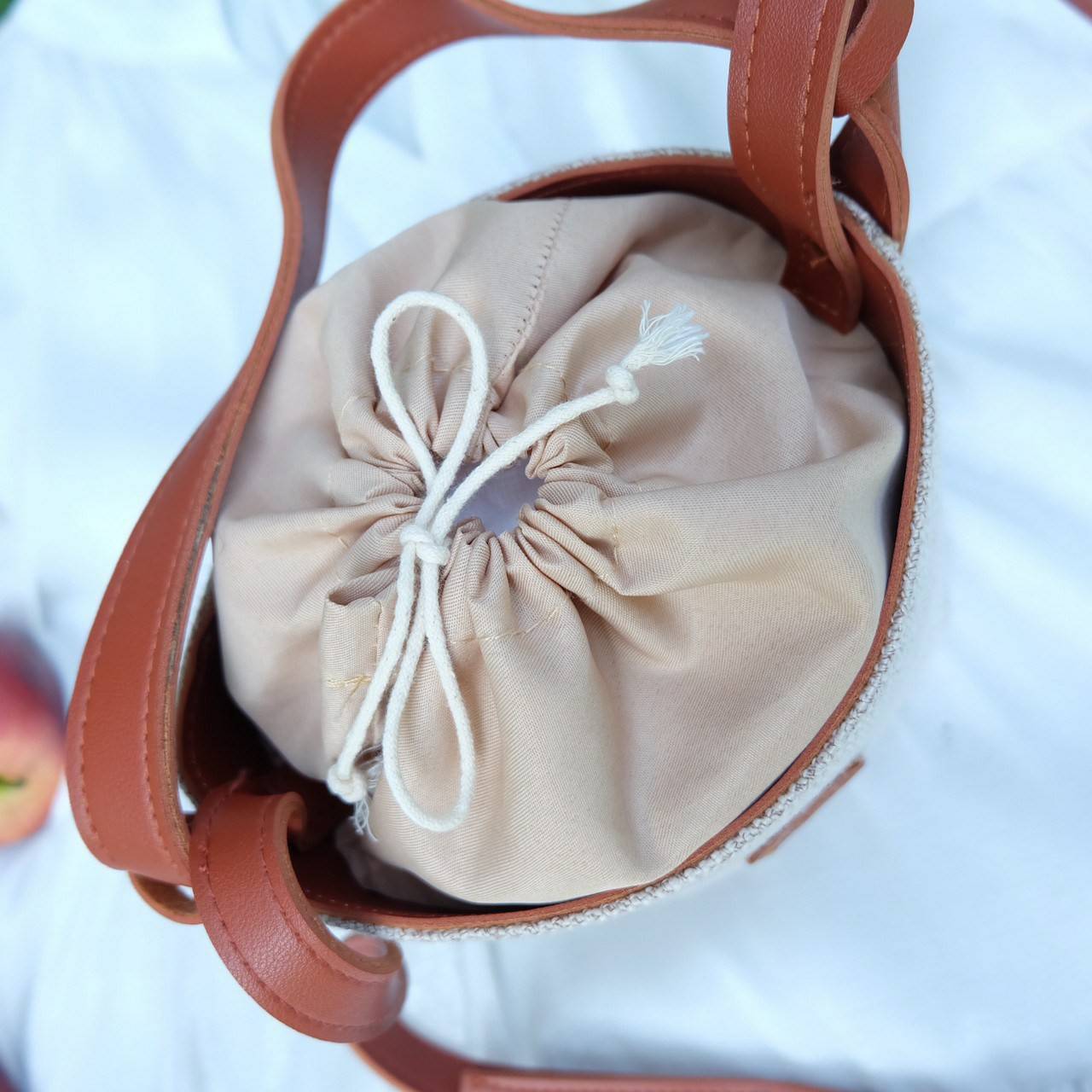 สวยมาก KEEP ‘ Vitamin Sea ‘ Col.3 ทรงถังน่ารักมาก สไตล์ Casual ดูดี สุดๆ ตัดขอบหนังสีน้ำตาล ทรงน่ารัก ด้านในมีถุงผ้าใบเล็กใส่ของได้อีกชั้น ดีไซน์รูปแบบสวย *ดีต่อใจ ใครชอบทรงนี้ห้ามพลาดเลยน๊า 😁❤️ ถือเที่ยว ไปทะเลก้อสวยสุดๆ