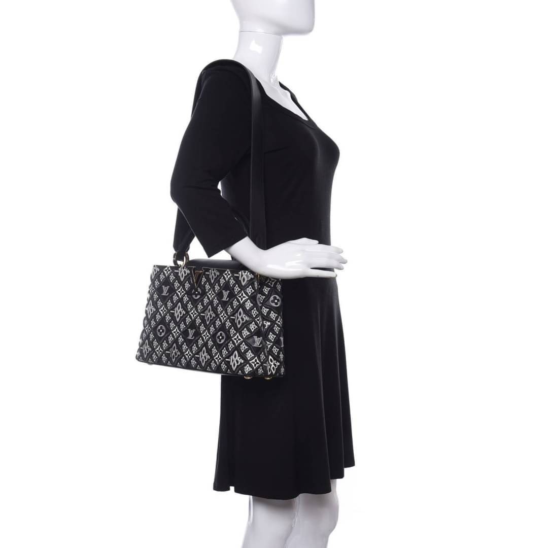 LV capucines top handle with vintager 1854 / LV SINCE 1854 CAPUCINES MM ที่สุดของความสวยในดีไซน์คลาสสิคย้อนยุค กระเป๋าถือสุดหรู มาพร้อมหูจับในตัว ด้วยรูปทรงวินเทจและวัสดุผ้าแคนวาสคละลายเต็มใบ สร้างดีเทลให้ไอเท็มนี้ได้ลุคผู้ดีไปอีก และยังมีลูกเล่นที่ฝาปิดก