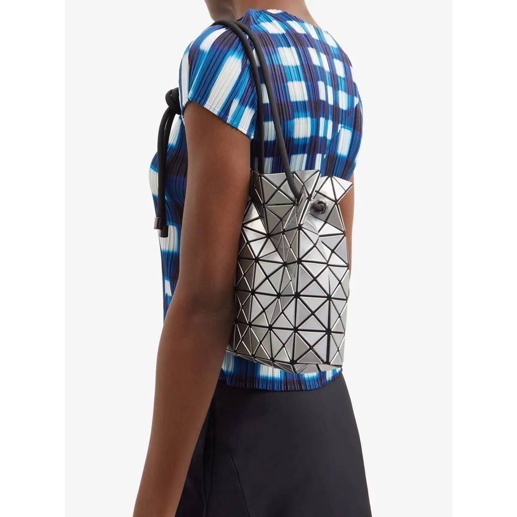 Baobao Issey Miyake Wring Small Bag กระเป๋าสะพายครอสบอดี้พร้อมสายรูดเปิดปิด สามารถปรับความยาวของสายได้ตามสไตล์ความชื่นชอบ ด้วยดีไซน์ทรงน่ารัก เหมาะสำหรับให้สาวๆหยิบใช้ในวันสบายๆ แต่เต็มเปี่ยมไปด้วยความคล่องแคล่ว ไฮไลต์ของซีซั่นนี้คือกระเป๋าที่มาพร้อมกับเช