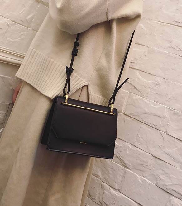 CHARLES & KEITH STRUCTURED HANDBAG กระเป๋าถือหรือสะพายรุ่นใหม่ล่าสุดหนังอยู่ทรงสวย เปิดปิดด้วยตัวล๊อคอะไหล่ปั้มโลโก้ หูจับถนัดมือพร้อมสายสะพายยาวถอดปรับระดับได้ น้ำหนักเบา ภายในมีโลโก้พร้อมช่องซิป ใส่กระเป๋าสตางค์ใบยาวได้ จะถือหรือสะพายก็ดูดี สาวๆที่กำลัง