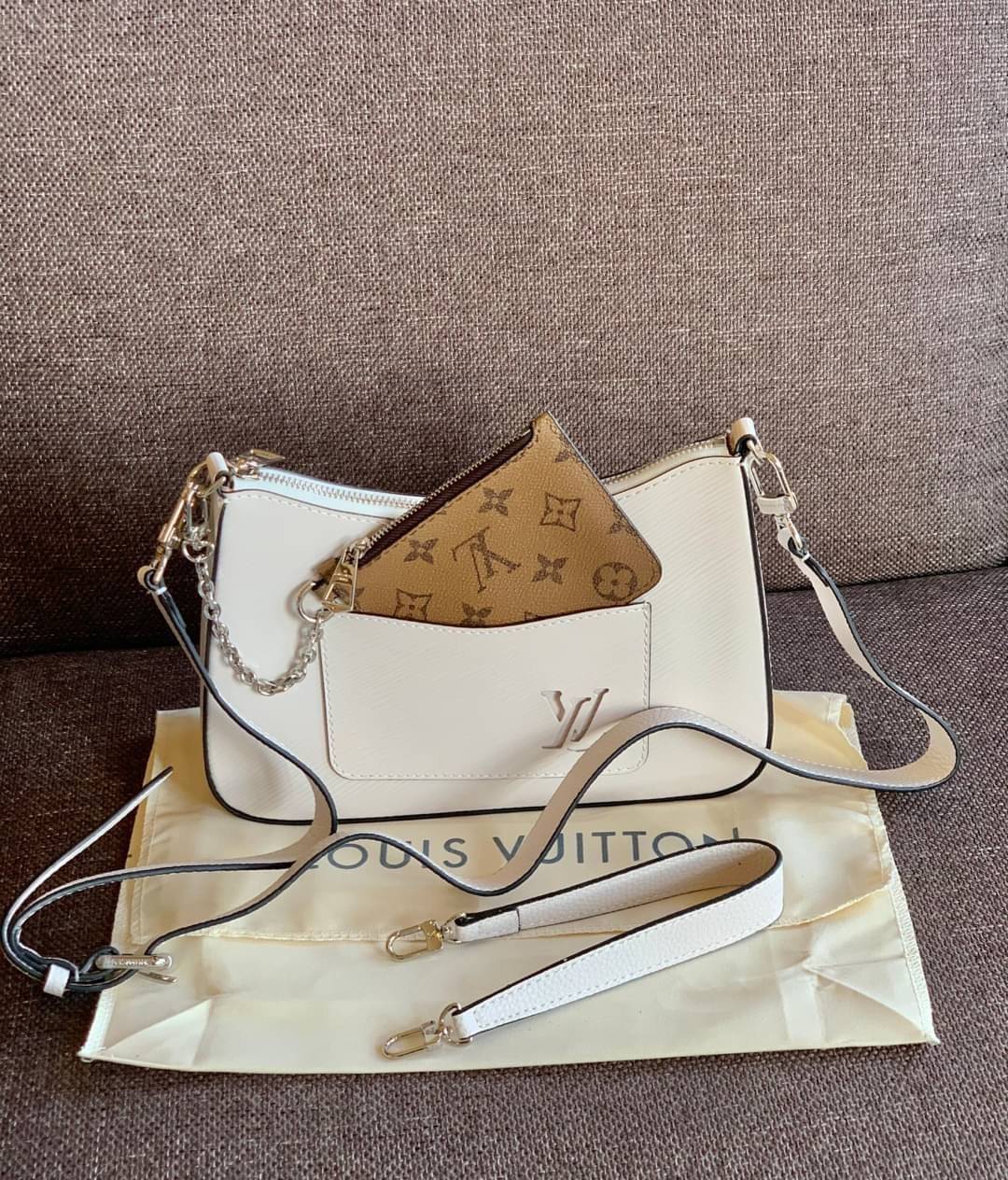 VIP 🥂 LOUIS VUITTON MARELLR EPI LEATHER รุ่นนี้ลายหนังเป็นลายไม้ มีโลโก้แบรนด์แบบฉลุด้านหน้า มาพร้อมกระเป๋าใบลูกแบบซิปจัดเก็บได้ตรงช่องด้านหน้า สามารถถอดออกแยกใช้งานได้ต่างหากนะคะ เปิดปิดกระเป๋าแบบซิป ภายในโล่ง สามารถใส่กระเป๋าเงินใบยาวได้;ของจุกจ