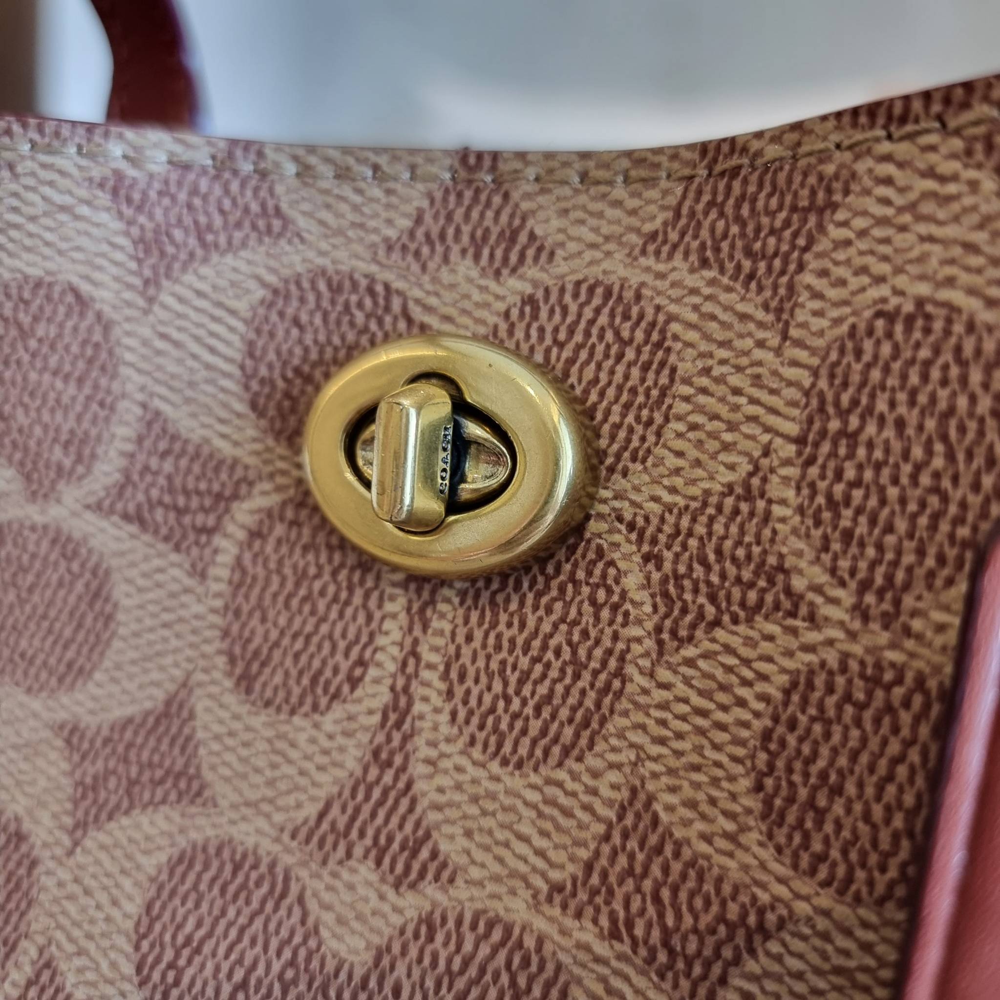 COACH C8562 WILLOW TOTE 24 IN SIGNATURE CANVAS น้องสาวลุคลูกคุณมาแล้วจ้า กระเป๋าถือ/สะพาย ดีไซน์สุดคลาสสิค ไอเท็มขายดีที่สุด ลงตัว เรียบหรู ใบจริงคือผู้ดี๊ผู้ดี ใช่ได้ทุกๆโอกาส วัสดุหนังแคนวาส ทนทาน เปิดปิดด้วยตัวบิดล็อค และอีกฝั่งเป็นกระดุมแม่เหล็ก ภายใน