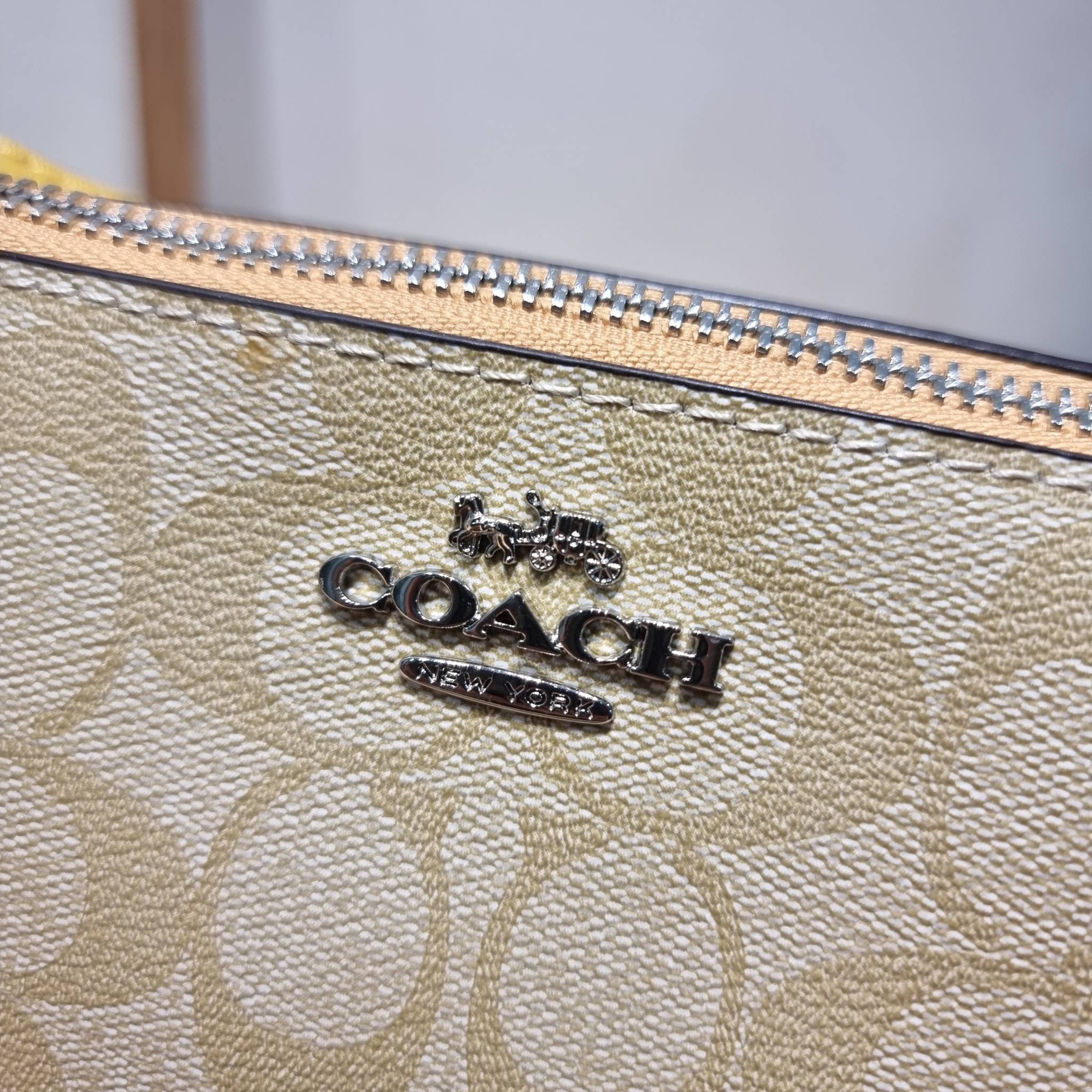 COACH TOP HANDLE POUCH F58321 พร้อมส่ง 9 สี กระเป๋าทรงพอช ยอดฮิต ยกขึ้นแท่น ด้วยดีไซน์ที่ออกมาให้ใช้งานได้ง่าย ขนาดกำลังเหมาะ