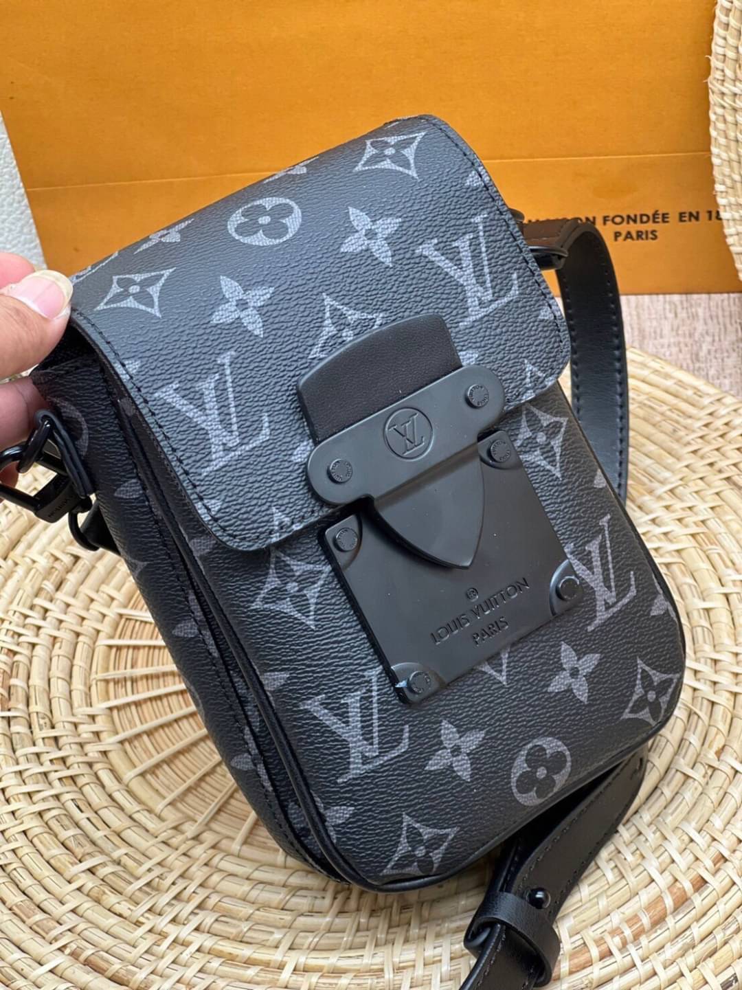 LV S-Lock Vertical wearable wallet / LV Phone bag Monogram Macassar coated canvas and black cowhide leather เกรดออริจินอล ใช้ได้ทั้งผู้หญิงผู้ชาย พร้อมส่งที่ไทย ภาพสินค้าถ่ายจากงานขายจริง ใช้งานต่างประเทศได้