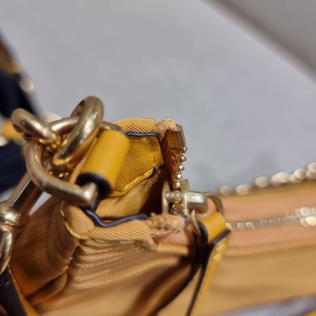 TORY BURCH MERCER NYLON SMALL SHOULDER BAG ใหม่ก่อนใคร!! กับคอลหวานๆ สดใสๆ กระเป๋าสะพายทรงโฮโบ ขนาดกะทัดรัด ฟังก์ชั่นการใช้งานจัดแบบเต็มที่ ด้วยสายสะพายถึง 3 เส้น สายโซ่คล้องแขน สายหนังแบบสั้นคล้องไหล่ และสายสปอร์ตเส้นใหญ่ ดูดี!! คุ่มแค่ไหนคิดดู!! วัสดุผ้