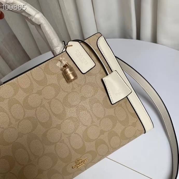 COACH ZOE CARRYALL IN SIGNATURE CANVAS เดอะเบสท์แห่งปี ต้องยกให้พี่คนสวยใบนี้เลย!! รุ่นที่สาวๆตามหา หายากอีกหนึ่ง กระเป๋าถือ/สะพายทรงสวย คลาสสิค ใบใหญ่จุคุ้ม มีดีเทลน่ารักๆที่แม่กุญแจ สามารถล็อคหัวซิปได้ กุญแจซ่อนในพวงหนังห้อยก็น่ารักไปอีก ภายในโล่งกว้าง 