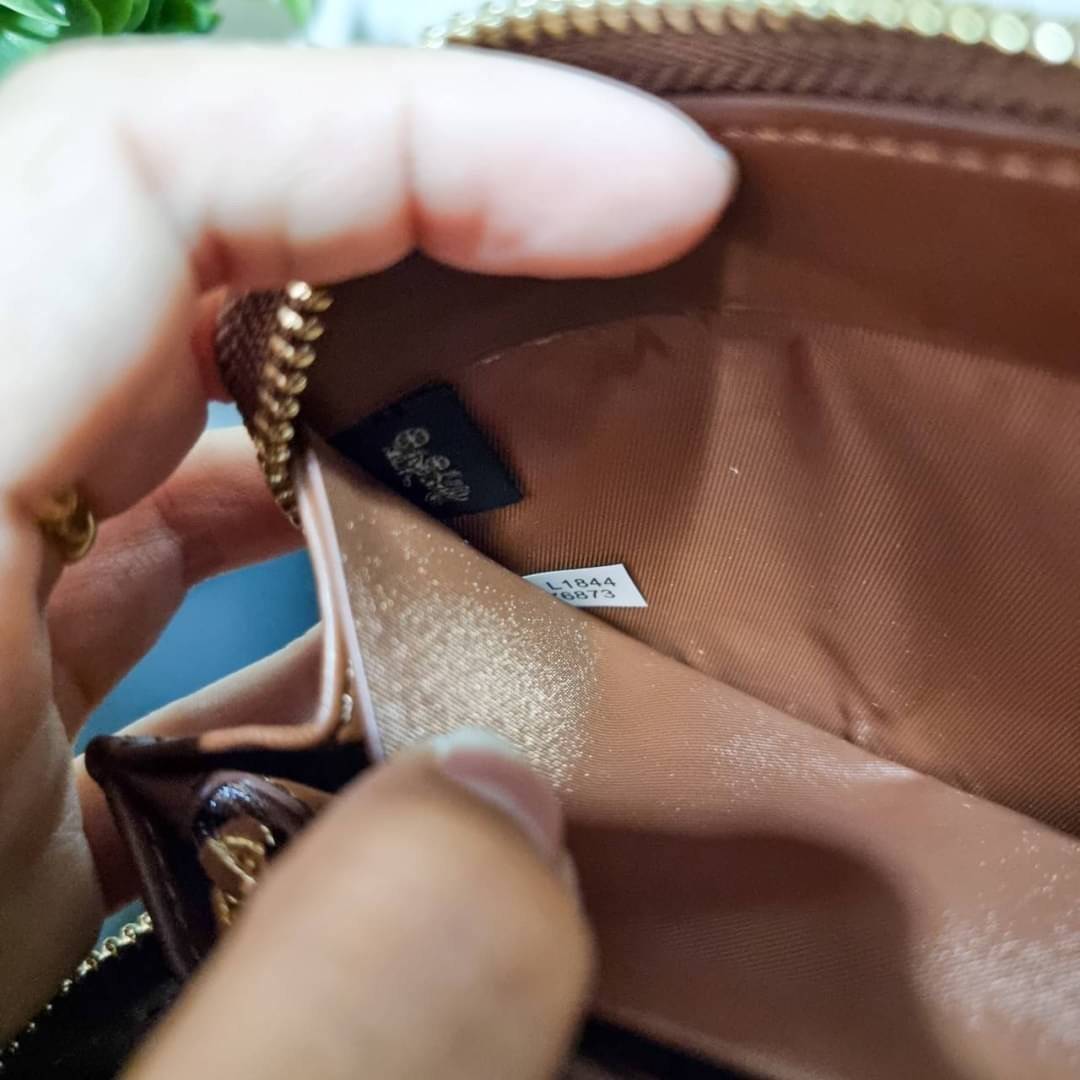 COACH F76873 ACCORDION ZIP WALLET IN SIGNATURE CANVAS Best seller กระเป๋าสตางค์รุ่นคลาสสิค ซิกเนเจอร์ของแบรนด์ ที่ขายดีตลอดกาล วัสดุหนังแคนวาสเคลือบสลับหนังแท้ เปิด-ปิดด้วยซิปรอบ รูดใช้งานง่าย ใส่บัตรได้ มีช่องซิปใส่เหรียญ ใส่มือถือได้ พกใบนี้ใบเดียวเอาอย