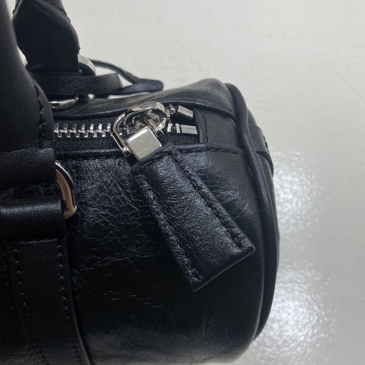 ORI หนังแท้ | Prada Antique leather tote bag Small Handbag in Crumpled กระเป๋าสะพายทรงหมอน ดีไซน์เอฟเฟกต์เท็กซ์เจอร์ที่มีเสน่ห์สไตล์วินเทจ พร้อมทริกห้อยเพิ่มสไตล์สัมผัสที่โดดเด่นและร่วมสมัยยิ่งขึ้น