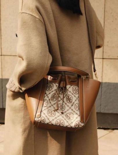 TORY BURCH MCGRAW DRAGONFLY IN MONOGRAM JACQUARD กระเป๋าลายโมโนแกรมยอดฮิต ที่มาในรูปทรงดีไซน์ใหญ่ สวยเก๋ ไม่เหมือนใคร ไม่มีซ้ำ!!