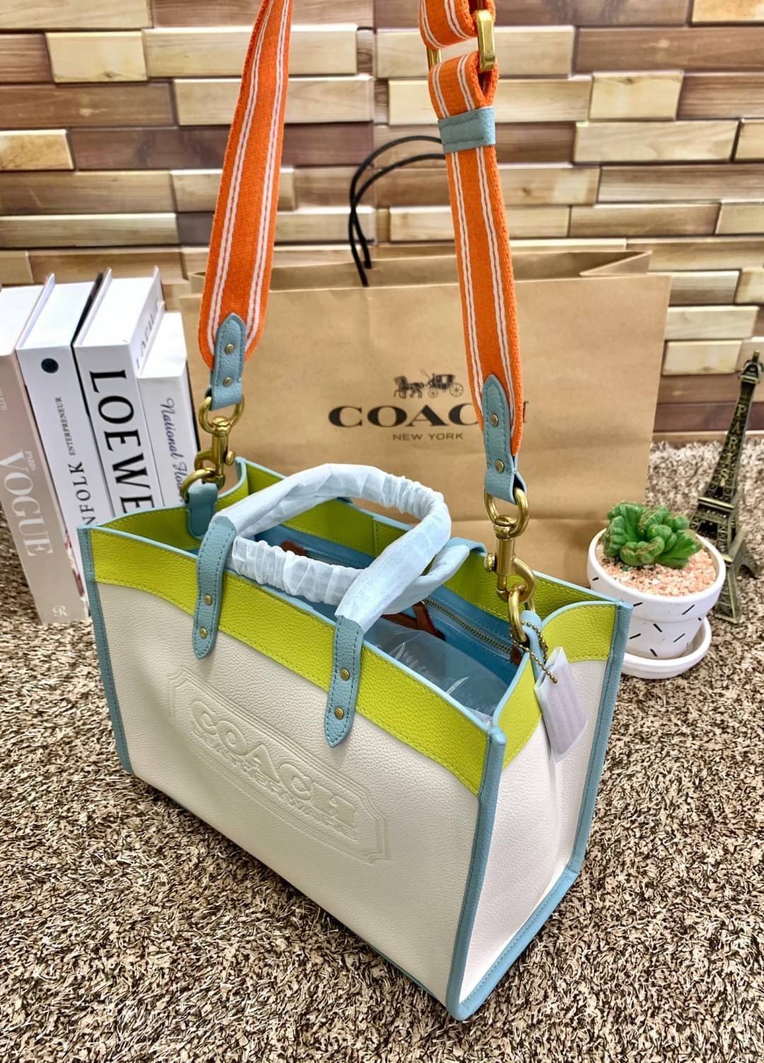 COACH FIELD TOTE 30 IN COLORBLOCK WITH COACH BADGE ((C0777)) พร้อมส่งอีกครั้ง! ไม่มีสักใบยังไงไหว สีคือผู้ดี แจ่มใส ละมุนตา ไม่ฉูดฉาด แถมคุณภาพเต็ม100 เหมือนเดิมเลยค่ะ! กระเป๋าทรงTote ใบใหญ่ หนังแท้อย่างดี ลายหนังสวยมากๆ หลงรักแน่นอน คอนเฟิร์มค่าา! สีที่ใ