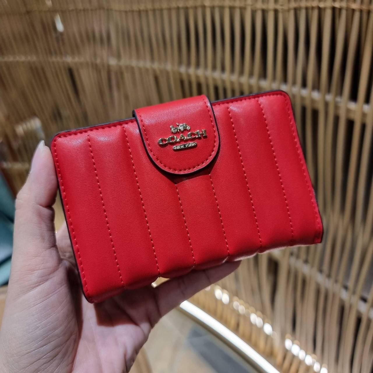 COACH C3454 MEDIUM CORNER ZIP WALLET ความหรูที่ซื้อได้!! กระเป๋าสตางค์ดีไซน์ใหม่ล่าสุด ออกแบบมาหรูดูดี ดีเทลลูกเล่นบุหนัง nappa นิ่มขึ้นเงาสวยมากๆ เปิด-ปิดใช้งานง่าย มีช่องซิปแยก มีช่องใส่บัตร ใส่ธนบัตรได้ทุกชนิด สะดวกใช้จริงๆใบนี้ สาวๆได้ไปใช้แล้วไม่อยาก