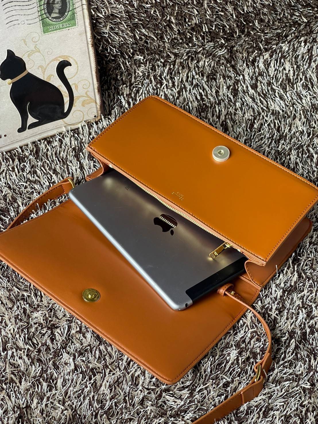 CELINE TRAPEZE TRIOMPHE BAG ดีไซน์เรียบหรู Timeless โดดเด่นมีเอกลักษณ์ ใช้ได้หลายโอกาส แมทช์กับการแต่งตัวง่าย จึงครองใจสาว ๆ ได้ไม่ยาก โดยเป็นกระเป๋าสะพายไหล่ที่อัดแน่นด้วยกลิ่นอายความคลาสสิกและหรูหราตามแบบฉบับของ Celine ด้านหน้าตกแต่งด้วยโลโก้สีทองโดดเด่