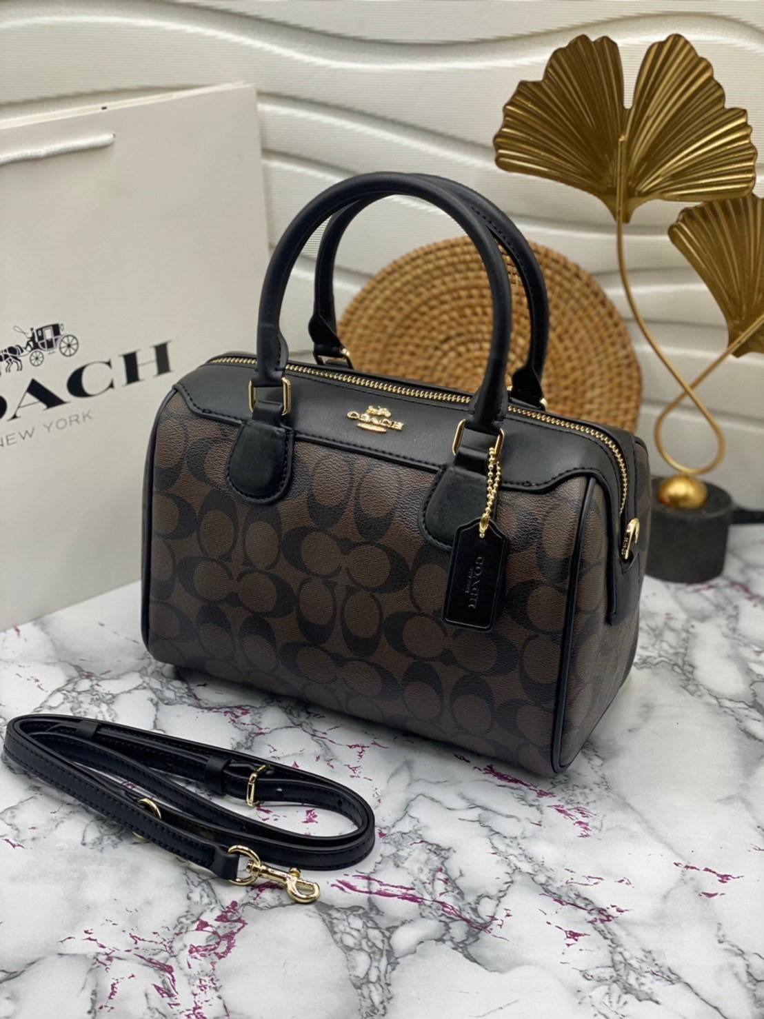 หมอน 9” COACH MINI BENNETT SATCHEL CROSSBODY BAG พร้อมส่ง ทรงฮิตของสาวๆค่ะ!! กระเป๋าถือ//สะพายข้าง จาก coach factory ทรงหมอน วัสดุลายหนังสวย หนังป่องยวบคืนตัวได้ดีมากๆค่ะ ด้านหน้าห้อยพวงแบรนด์ พร้อมมีโลโก้แบรนด์ เปิดปิดกระเป๋าด้วยซิป ภายในกว้าง ใส่กระเป๋า