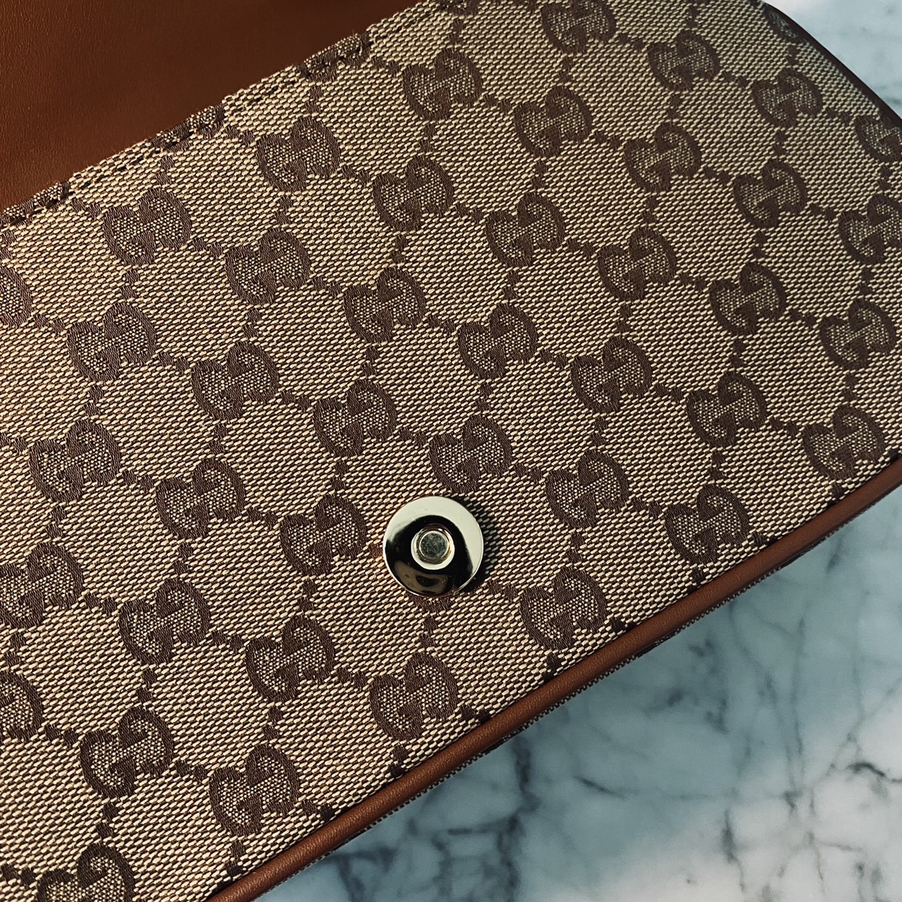 Gucci Blondie small top handle bag กระเป๋าสะพายรุ่นใหม่สุดไอคอนนิก งานหนังสวยมาก มีกลิ่นหอมอ่อนๆ เหมาะมากสำหรับของขวัญปีใหม่นี้ จะให้ตัวเองหรือให้เป็นของขวัญก็ดีงามมากๆ