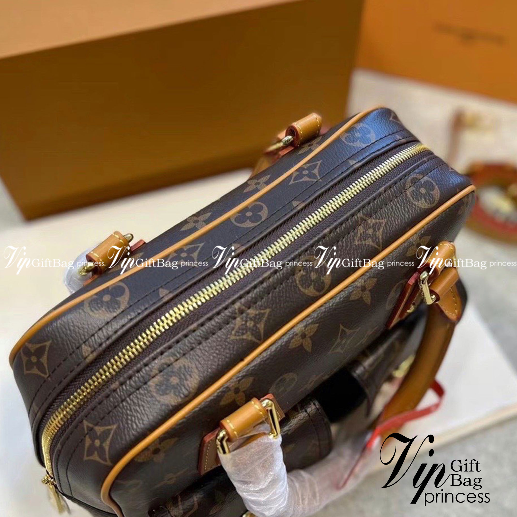 LV Manhattan Pm Monogram Handbag กระเป๋าถือทรงผู้ดี คลาสสิค สวยหรู ไซส์กำลังสวย ดีไซน์ตกแต่งกระเป๋าเล็กด้านหน้า ใส่ของจุกจิกได้ วัสดุหนังแคนวาส ภายในโล่งกว้างมาก มีช่องซิปและช่องย่อย มาพร้อมสายสะพายครอสบอดี้