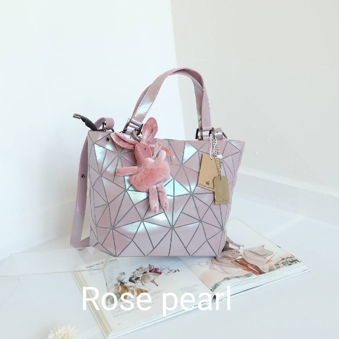 David Jones กระเป๋าสะพายข้างดีไซน์เกร๋มาก สีสวยหรูมาก ขนาดกะลังดีเลย ปรับทรงได้ 2 แบบ น่ารักมาก สี Rose pearl สวยที่สุด มาพร้อมกระต่ายเข้า set เลิศคะ